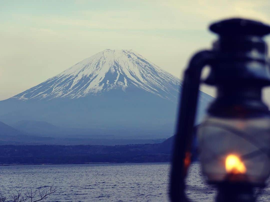 じゅんいちダビッドソンさんのインスタグラム写真 - (じゅんいちダビッドソンInstagram)「はぁ。ええ写真や。 都心におりますが。 出発しそうになりますね。  #mtfuji #キャンプギア #オイルランタン #dietz」4月8日 18時26分 - 0204junich_davidson_official