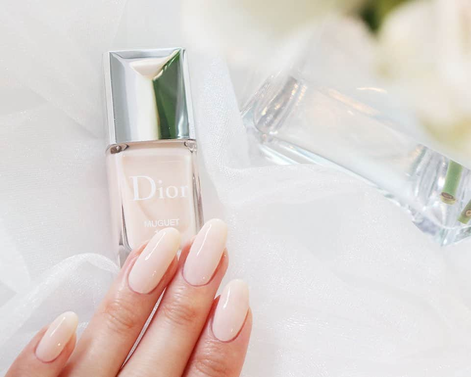 常岡珠希さんのインスタグラム写真 - (常岡珠希Instagram)「milky beige nail❤︎  #Dior #ディオールヴェルニ  108 MUGUET ミュゲ  Diorの今あるネイルの中でも最も白みがあるカラー。ピュア感が出てかわいい。白い指先って浮かないか心配だけど、意外と馴染みよし。むしろ、白いネイルでも綺麗に見えるような指先ケアに気がいくのでよいかも…！  ここ1年、べったりのりすぎないすこ〜し透けた要素もあるミルキーベージュ、パウダーピンクといったような乳白色にはまって集めていて。この色にすると落ち着くから自分の定番カラーになってきた。他にはエルメス01がお気に入り。   #コスメ #化粧品 #ネイル #セルフネイル #ポリッシュ #マニキュア #nail #manicure #nailsmagazin #milkybeige #ミルキーベージュ #パウダーピンク」4月8日 18時29分 - tamaki.tsuneoka