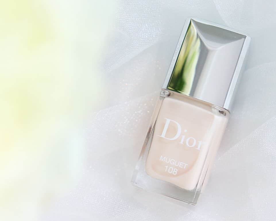 常岡珠希さんのインスタグラム写真 - (常岡珠希Instagram)「milky beige nail❤︎  #Dior #ディオールヴェルニ  108 MUGUET ミュゲ  Diorの今あるネイルの中でも最も白みがあるカラー。ピュア感が出てかわいい。白い指先って浮かないか心配だけど、意外と馴染みよし。むしろ、白いネイルでも綺麗に見えるような指先ケアに気がいくのでよいかも…！  ここ1年、べったりのりすぎないすこ〜し透けた要素もあるミルキーベージュ、パウダーピンクといったような乳白色にはまって集めていて。この色にすると落ち着くから自分の定番カラーになってきた。他にはエルメス01がお気に入り。   #コスメ #化粧品 #ネイル #セルフネイル #ポリッシュ #マニキュア #nail #manicure #nailsmagazin #milkybeige #ミルキーベージュ #パウダーピンク」4月8日 18時29分 - tamaki.tsuneoka