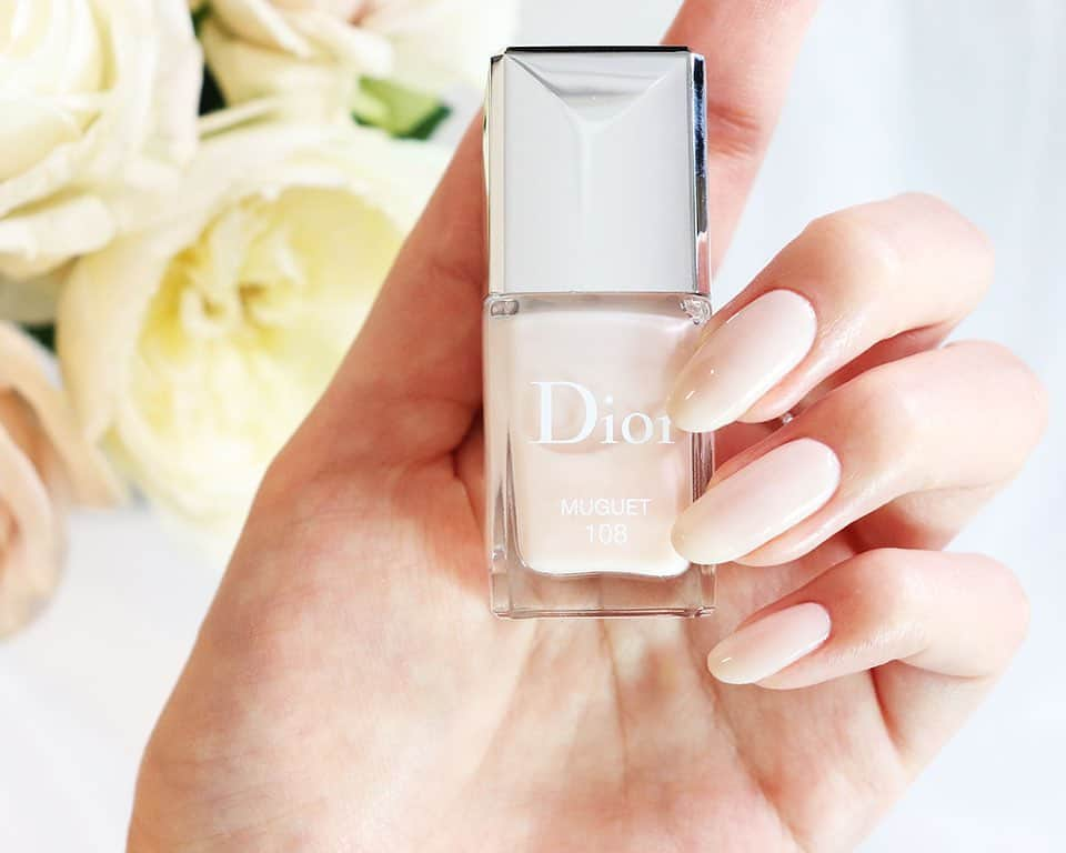 常岡珠希さんのインスタグラム写真 - (常岡珠希Instagram)「milky beige nail❤︎  #Dior #ディオールヴェルニ  108 MUGUET ミュゲ  Diorの今あるネイルの中でも最も白みがあるカラー。ピュア感が出てかわいい。白い指先って浮かないか心配だけど、意外と馴染みよし。むしろ、白いネイルでも綺麗に見えるような指先ケアに気がいくのでよいかも…！  ここ1年、べったりのりすぎないすこ〜し透けた要素もあるミルキーベージュ、パウダーピンクといったような乳白色にはまって集めていて。この色にすると落ち着くから自分の定番カラーになってきた。他にはエルメス01がお気に入り。   #コスメ #化粧品 #ネイル #セルフネイル #ポリッシュ #マニキュア #nail #manicure #nailsmagazin #milkybeige #ミルキーベージュ #パウダーピンク」4月8日 18時29分 - tamaki.tsuneoka