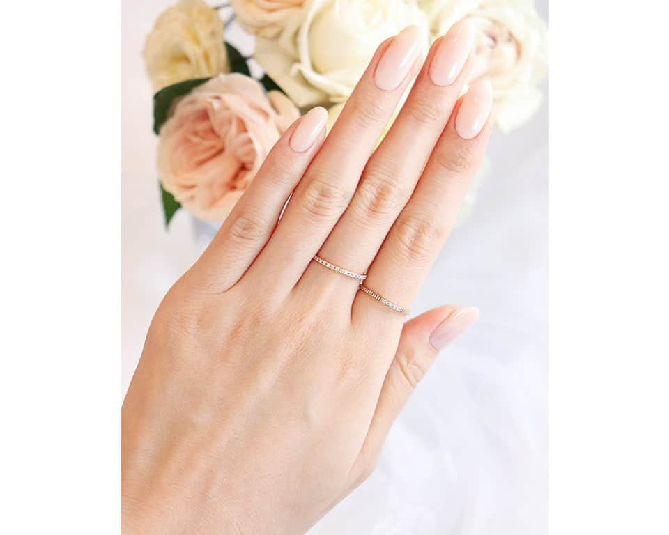 常岡珠希さんのインスタグラム写真 - (常岡珠希Instagram)「milky beige nail❤︎  #Dior #ディオールヴェルニ  108 MUGUET ミュゲ  Diorの今あるネイルの中でも最も白みがあるカラー。ピュア感が出てかわいい。白い指先って浮かないか心配だけど、意外と馴染みよし。むしろ、白いネイルでも綺麗に見えるような指先ケアに気がいくのでよいかも…！  ここ1年、べったりのりすぎないすこ〜し透けた要素もあるミルキーベージュ、パウダーピンクといったような乳白色にはまって集めていて。この色にすると落ち着くから自分の定番カラーになってきた。他にはエルメス01がお気に入り。   #コスメ #化粧品 #ネイル #セルフネイル #ポリッシュ #マニキュア #nail #manicure #nailsmagazin #milkybeige #ミルキーベージュ #パウダーピンク」4月8日 18時29分 - tamaki.tsuneoka