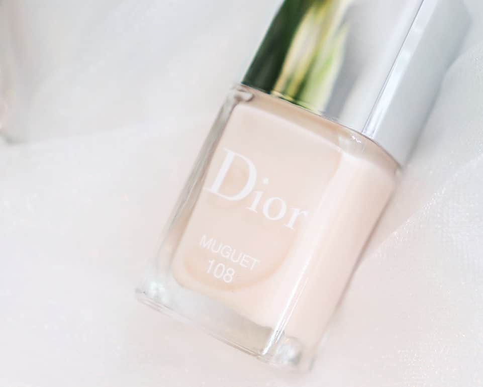 常岡珠希さんのインスタグラム写真 - (常岡珠希Instagram)「milky beige nail❤︎  #Dior #ディオールヴェルニ  108 MUGUET ミュゲ  Diorの今あるネイルの中でも最も白みがあるカラー。ピュア感が出てかわいい。白い指先って浮かないか心配だけど、意外と馴染みよし。むしろ、白いネイルでも綺麗に見えるような指先ケアに気がいくのでよいかも…！  ここ1年、べったりのりすぎないすこ〜し透けた要素もあるミルキーベージュ、パウダーピンクといったような乳白色にはまって集めていて。この色にすると落ち着くから自分の定番カラーになってきた。他にはエルメス01がお気に入り。   #コスメ #化粧品 #ネイル #セルフネイル #ポリッシュ #マニキュア #nail #manicure #nailsmagazin #milkybeige #ミルキーベージュ #パウダーピンク」4月8日 18時29分 - tamaki.tsuneoka
