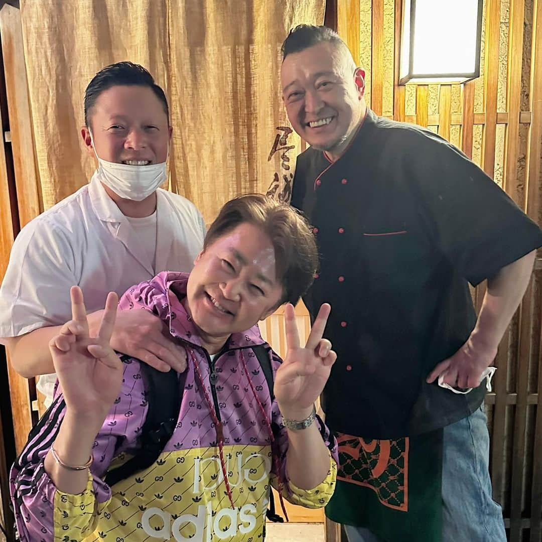 山岸久朗さんのインスタグラム写真 - (山岸久朗Instagram)「楽しすぎて飲み過ぎ、途中から記憶ないけれど、写真を見返したら、ひでさん終わった後に、ひでさんを斬り込み隊長に、尽誠さんにアポ無しで突入したらしい💦 なんやこのインパクト強い3ショットは💦笑笑  #和洋酒菜ひで  #鮨尽誠 #鮨処尽誠  #心斎橋 #予約超困難  #夢の共演 #dreamcast」4月8日 18時30分 - yamaben