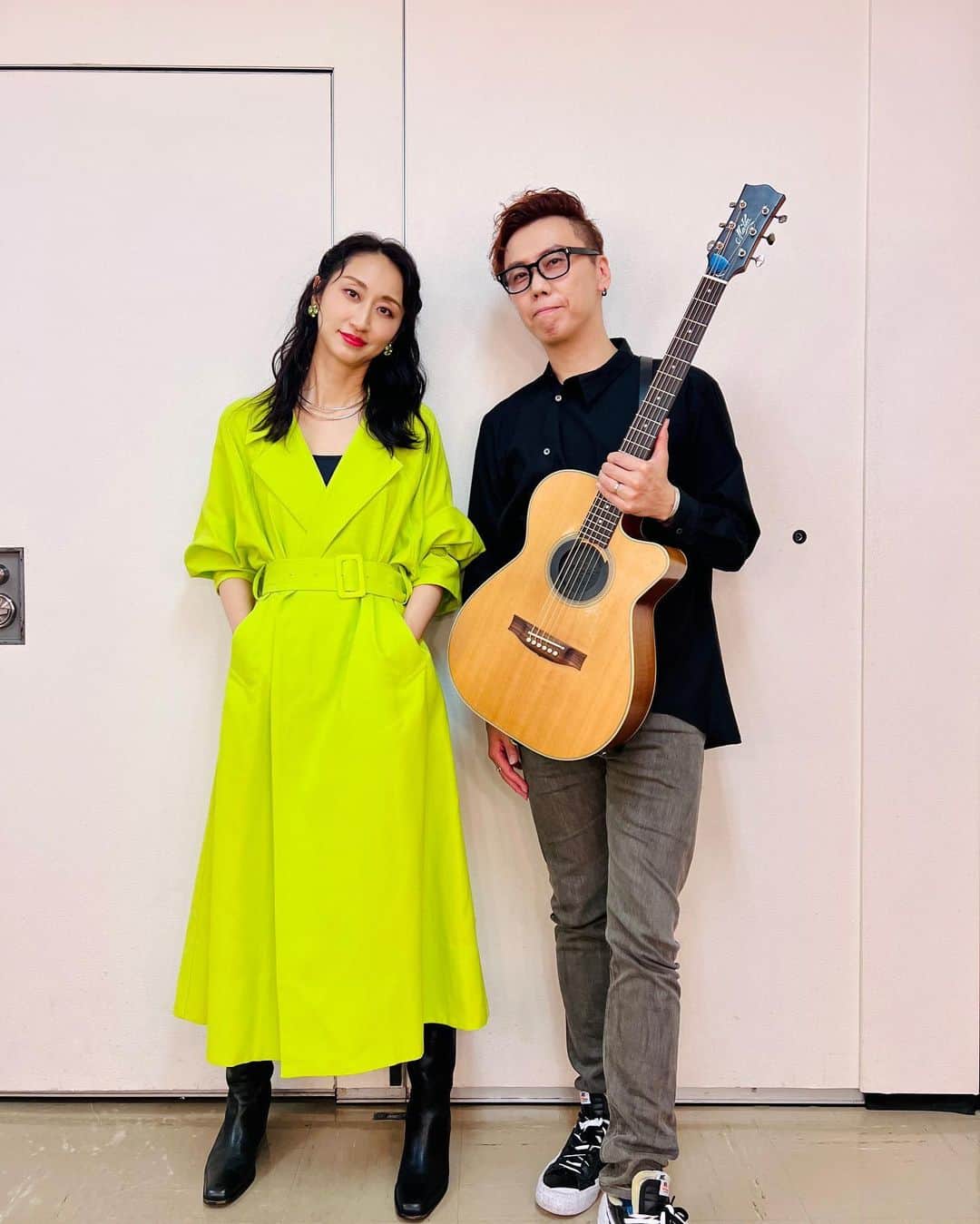 Ms.OOJAのインスタグラム：「おじゃファミ会ライブin東京 恵比寿ガーデンホール  東京は1公演&会場も他の場所の倍ほどの広さだったので全12曲のリクエストにしました！  しかもなんと曲によってボーナスタイムでアッキーこと黒田晃年さん🎸が登場！かなりスペシャルなライブとなりました！  セトリ🎤 Be... /黒田晃年🎸 Love Song Lovin' You 30/黒田 晃年🎸 Dear I will Life 歩道橋 footprint ORANGE Once 鐘が鳴る/黒田晃年🎸  大好きな　@kanakosakai_official のキウィ🥝コートを着たよ💕💕  みなさまありがとうございました！ 楽しかったー！ また会える日を楽しみにしてるよ😊  #msooja #おじゃファミ会ライブ　#全曲リクエスト」