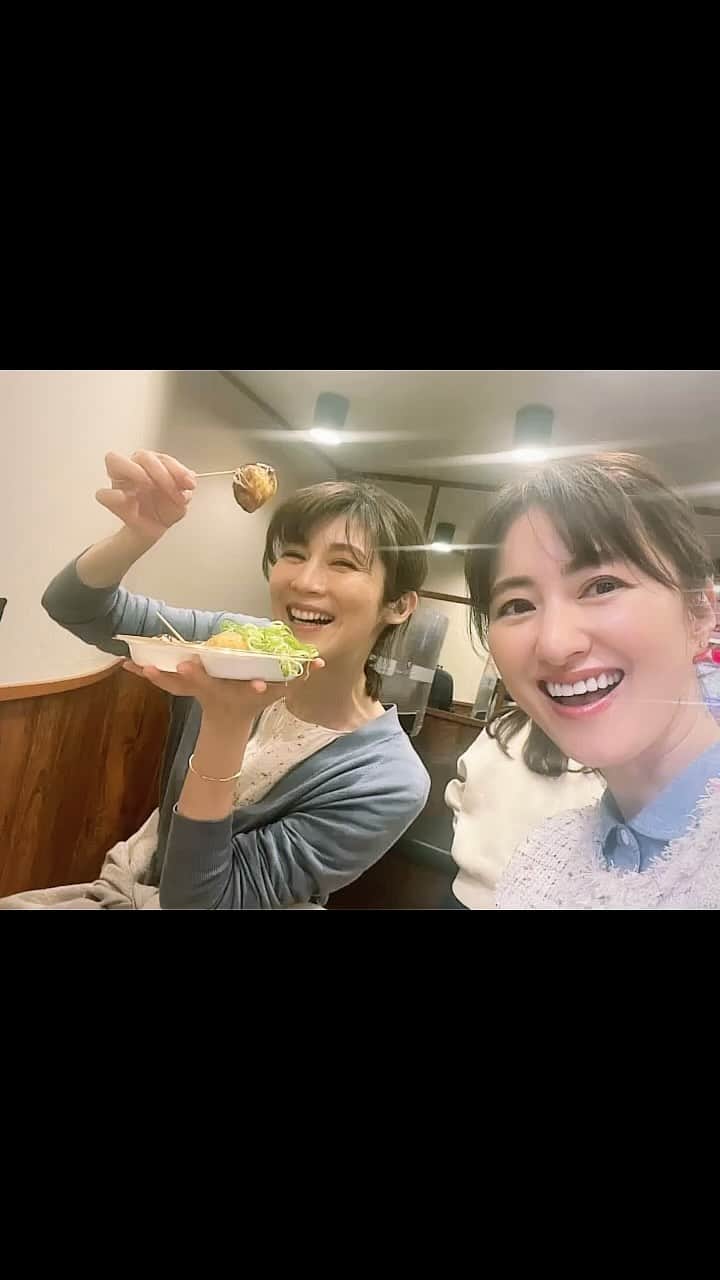 MIHOのインスタグラム：「わなか一択の人  やっぱりわなかの誘惑に勝てない2人  タコ焼き乾杯🐙 DAPUMP振付 そんな熱くないよ？からの返り討ち  私のは口の皮が剥けるほど熱かったんじゃいっ😹  あー、ダチョウ倶楽部並みのおもしろさで本日終了っ  ほんと面白いわ〜、この人  @maeyuka   新幹線では爆睡の運びとなりました  @wanaka_takoyaki   #わなか #たこ焼き #新大阪 #新幹線乗る前に15分 #やっぱりおいしいわなか #おつかれさまでした」