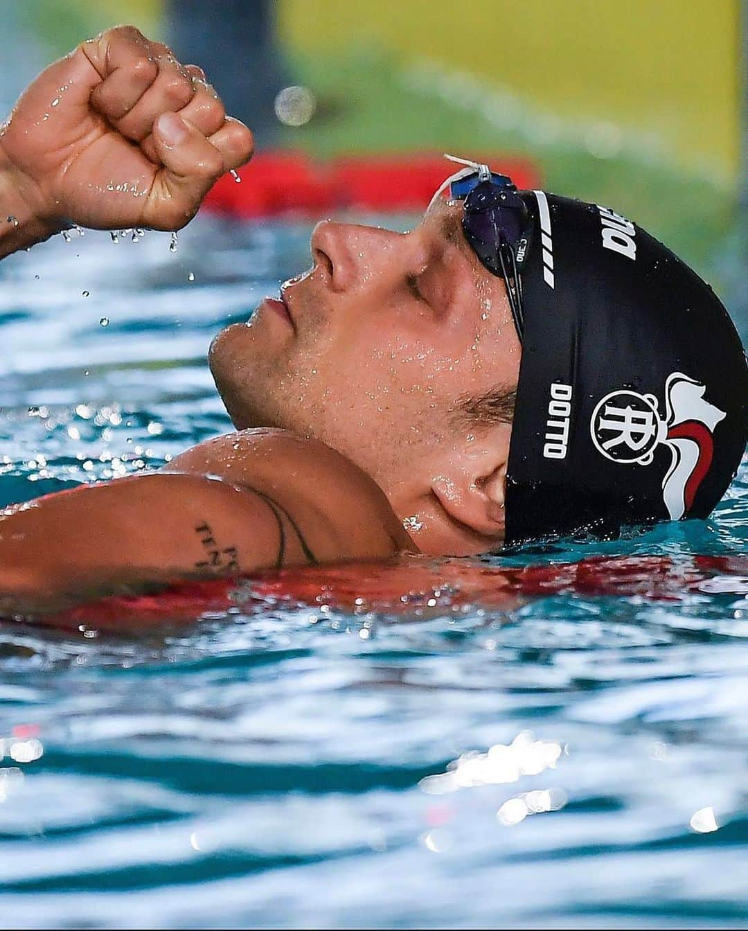 ルカ・ドットのインスタグラム：「Un anno fa esatto tornavo, dopo un lungo periodo di buio, ad essere di nuovo me stesso in acqua… quest anno non ci sarò a difendere quel titolo a riccione, il recupero della spalla operata e poi un ernia alla schiena hanno rallentato la mia preparazione, ora sto bene e ho ricominciato da qualche settimana a spingere forte in acqua. In bocca al lupo a tutti i miei colleghi, ci rivediamo al 7colli, qui a Roma 😉」