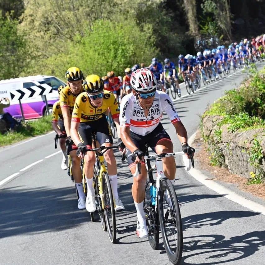 新城幸也のインスタグラム：「@ehitzulia Stage5 ✅  📸 Photo : @iimiwa   #itzulia2023 #RideAsOne @teambahrainvictorious  @cn_bahrainvictorious  #Basque #スペイン #バスク」