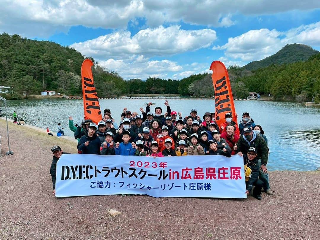 晴山由梨さんのインスタグラム写真 - (晴山由梨Instagram)「広島県のフィッシャーリゾート庄原さんで DYFCトラウトスクールでした🐟  今回の担当は小学校1,2年生の元気いっぱいの男の子👦 小学校低学年の子ども達も、しばらく練習するとキャストからリトリーブまでバッチリ習得✌️✨ 後半はルアーによって巻きスピードや動かし方を変えながら、放流のおかげもあって釣果を伸ばすことができました◎  そしてラスト1時間で行なったミニトーナメント大会では 47cmと51cmのイワナが釣れて、チーム賞と個人賞のW受賞🏅 子ども達、よくがんばりました💮  ご参加の皆さま、スタッフの皆さまお疲れさまでした😊  #dyfc #庄原 #フィッシャーリゾート庄原 #釣り教室 #daiwa」4月8日 18時38分 - hareyama_yuri