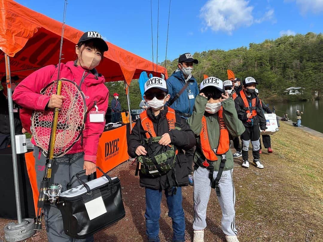 晴山由梨さんのインスタグラム写真 - (晴山由梨Instagram)「広島県のフィッシャーリゾート庄原さんで DYFCトラウトスクールでした🐟  今回の担当は小学校1,2年生の元気いっぱいの男の子👦 小学校低学年の子ども達も、しばらく練習するとキャストからリトリーブまでバッチリ習得✌️✨ 後半はルアーによって巻きスピードや動かし方を変えながら、放流のおかげもあって釣果を伸ばすことができました◎  そしてラスト1時間で行なったミニトーナメント大会では 47cmと51cmのイワナが釣れて、チーム賞と個人賞のW受賞🏅 子ども達、よくがんばりました💮  ご参加の皆さま、スタッフの皆さまお疲れさまでした😊  #dyfc #庄原 #フィッシャーリゾート庄原 #釣り教室 #daiwa」4月8日 18時38分 - hareyama_yuri