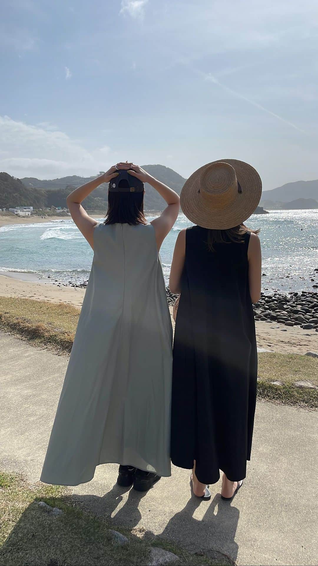 松田 美奈子のインスタグラム：「4/8sat.20:00スタートの新作発表会🌿 @rrrrrrrrr__jp   今回も喜んでいただけるととても嬉しいです。 毎回のことながら緊張しています😌  今が忙しく過ぎていく日々で 余裕が消えそうだったとしても わたし達の日常には未来があり 枯れない幸せに包まれ 水々しく潤っていて欲しい という願いを込めて 夏の想い出で 毎日を潤してくれる服 を企画しました。  ・夏の想い出レジャーに最適 ・水に濡れても撥水して気にならない ・梅雨の時期の雨でも安心できる ・ベタつきを感じず着ていて落ち着く ・涼しげな接触冷感で爽やか ・雨の日のオフィスでも快適  わたし達の日常が水々しく潤っていて欲しいと言う願いを込めて生地も選びました。  ・撥水加工で水を弾く ・日本で作られている生地 ・自宅で簡単に洗える ・ドライタッチでベタつかない ・体に触れてる部分がひんやりする ・シルエットがキープされる高級感  @minacoro_ 166cm @xyuux0628 166cm」