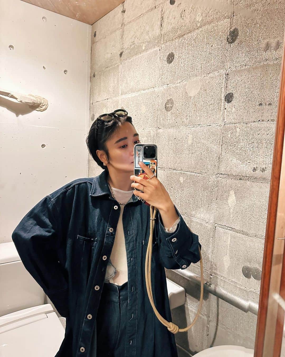 忍舞のインスタグラム：「撮影が9時に終わった日。 モーニング？ブランチをした日  一応仕事終わりだから 朝からビール🍺でもと思ったけど 我慢したw  #しのぶんコーデ #デニムセットアップ #アボカドトースト #家でも外でもおんなじようなの食べてるね #アボカド好き #デニムの中の紐でてるよ」
