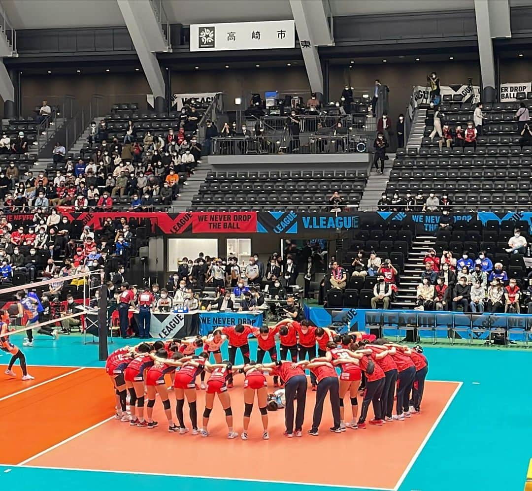 峯村沙紀さんのインスタグラム写真 - (峯村沙紀Instagram)「🏐 #Vリーグファイナル 🏐 ・ ・ 2022/10/29〜始まった #Vリーグ も、あとわずか。  今日は、女子の #NECレッドロケッツ 対 #東レアローズ 現地参戦🔥  会場に到着してすぐに、お世話になった2台のバスが並んでいて興奮し、思わずパシャリ📸  試合は東レさんの粘り強いディフェンスと高さのある攻撃で赤ロケは0-3で敗れてしまいましたが、まだどうなるかわからない‼️  バレーボールは本当に仲間との心の繋がりや人との繋がりを学ばせてくれる最高のスポーツだなぁと改めて感じました💓  両チームもですし、どのチームも選手も日々自分やチームと向き合い、前進していく姿に心打たれます。  これからもスポーツの力、バレーボールの魅力を広げていけれるよう頑張りたいと思います‼️  会場でのサンプリングに #sitrana のクリーム🤍 @sitrana.jp 🤍 パッケージも可愛くて嬉しいギフトでした💝  ということで、明日は #NECグリーンロケッツ東葛 のホストゲームへ🚀  #NECロケッツ への応援、皆様よろしくお願いします🔴🏐🏉🟢🚀🌟🚀  @v.league_official  @nec_rr_official  @torayarrows_women  @leagueone_official  @nec_gr_official  #バレーボール #Vリーグ #vファイナル #高崎アリーナ #NECレッドロケッツ #東レアローズ #スポーツ #sports #volleyball #スポーツの力 #スポーツの魅力 #NECグリーンロケッツ東葛 #ラグビー #柏の葉公園総合競技場 #ハシゴ旅 #どこへでも行きます #フッ軽 #フッ軽女子」4月8日 18時49分 - minemuuuno.insta