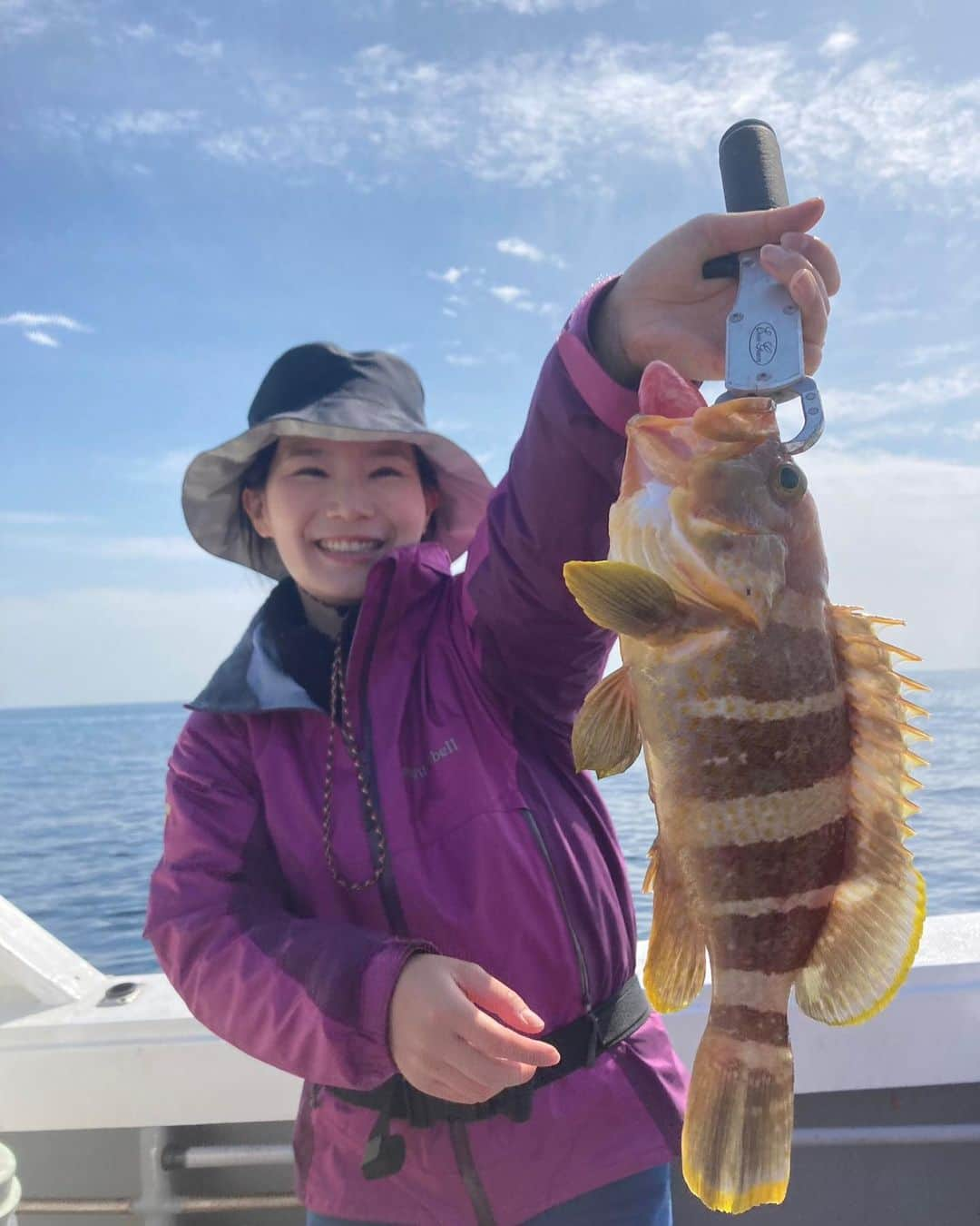 平地真菜さんのインスタグラム写真 - (平地真菜Instagram)「【釣りの思い出🎣】  この日も楽しかったな〜✨ 釣りの間って会話が意外とないのですが、楽しくてしょうがないんです。  魚が釣れる時など、 魚の気配が感じられる時はもちろん 師匠が靴下を干していたり、 アオナが釣れた姉弟子は 他の人が釣ったアオナを渡されて、 2匹のアオナと写真を撮られていたり。 謎。笑  1日海にいれば色々起こるわけで。 それを一緒に笑える時間が好きです🤗  釣りにハマったというのは間違いないけど、 周りの釣り人のファンになったから 釣りが好きになった ってところありますね😂  次は良子さんと行ってきますよ！ 何が釣れるかな〜 楽しみです🤩  #釣り #釣り女子 #ライトジギング #タイラバ #長崎釣り #釣り部」4月8日 18時42分 - mana_hirachi