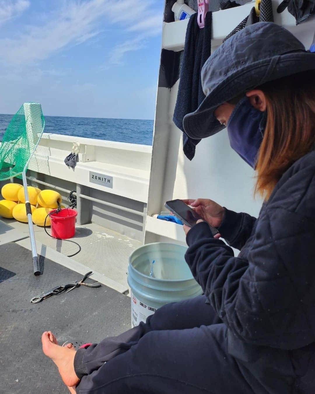 平地真菜さんのインスタグラム写真 - (平地真菜Instagram)「【釣りの思い出🎣】  この日も楽しかったな〜✨ 釣りの間って会話が意外とないのですが、楽しくてしょうがないんです。  魚が釣れる時など、 魚の気配が感じられる時はもちろん 師匠が靴下を干していたり、 アオナが釣れた姉弟子は 他の人が釣ったアオナを渡されて、 2匹のアオナと写真を撮られていたり。 謎。笑  1日海にいれば色々起こるわけで。 それを一緒に笑える時間が好きです🤗  釣りにハマったというのは間違いないけど、 周りの釣り人のファンになったから 釣りが好きになった ってところありますね😂  次は良子さんと行ってきますよ！ 何が釣れるかな〜 楽しみです🤩  #釣り #釣り女子 #ライトジギング #タイラバ #長崎釣り #釣り部」4月8日 18時42分 - mana_hirachi