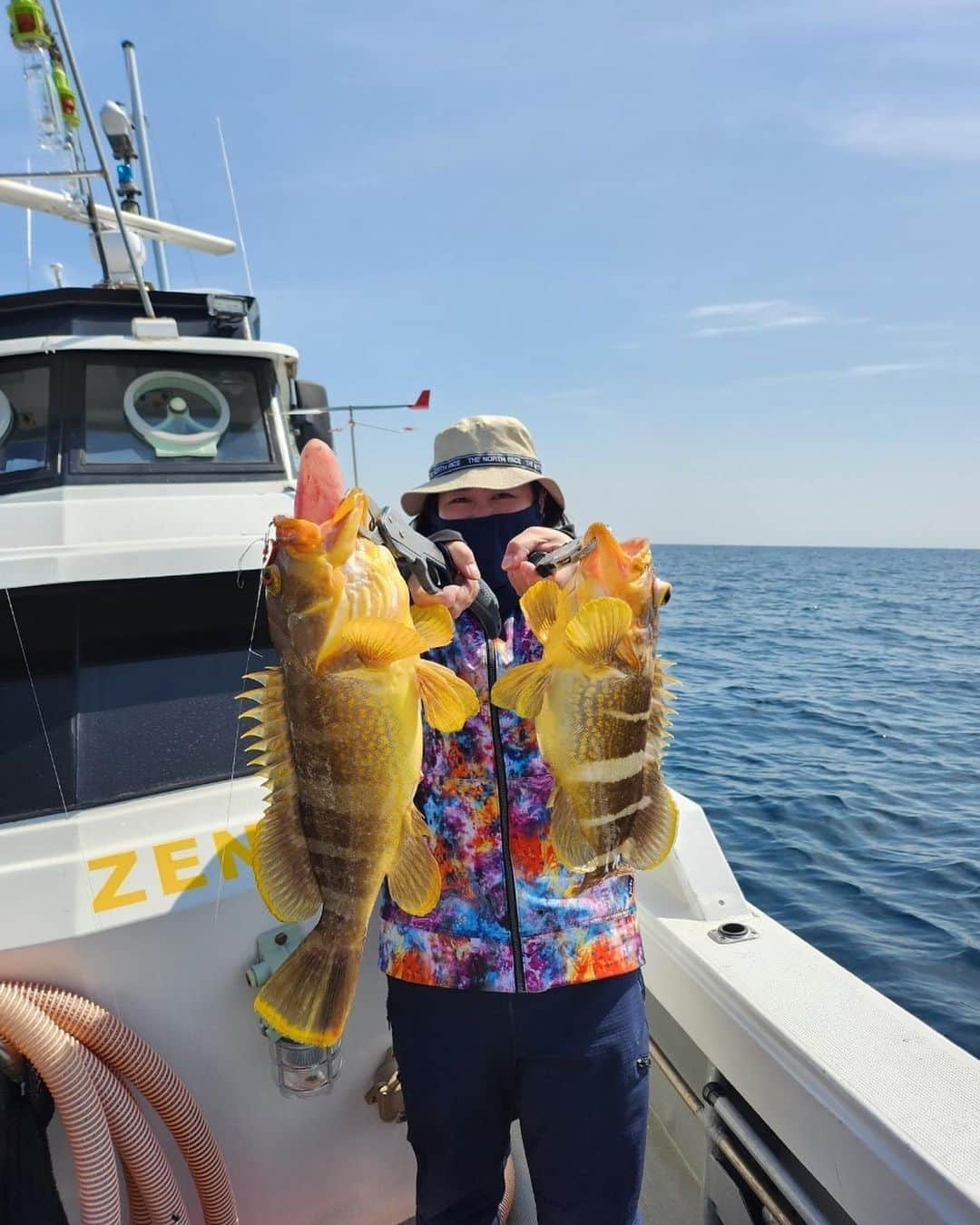 平地真菜さんのインスタグラム写真 - (平地真菜Instagram)「【釣りの思い出🎣】  この日も楽しかったな〜✨ 釣りの間って会話が意外とないのですが、楽しくてしょうがないんです。  魚が釣れる時など、 魚の気配が感じられる時はもちろん 師匠が靴下を干していたり、 アオナが釣れた姉弟子は 他の人が釣ったアオナを渡されて、 2匹のアオナと写真を撮られていたり。 謎。笑  1日海にいれば色々起こるわけで。 それを一緒に笑える時間が好きです🤗  釣りにハマったというのは間違いないけど、 周りの釣り人のファンになったから 釣りが好きになった ってところありますね😂  次は良子さんと行ってきますよ！ 何が釣れるかな〜 楽しみです🤩  #釣り #釣り女子 #ライトジギング #タイラバ #長崎釣り #釣り部」4月8日 18時42分 - mana_hirachi