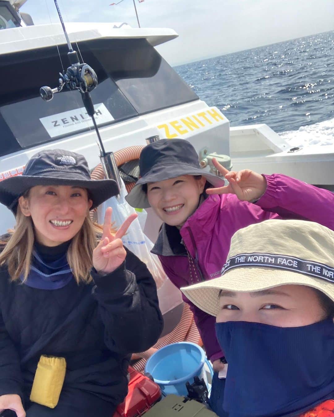 平地真菜のインスタグラム：「【釣りの思い出🎣】  この日も楽しかったな〜✨ 釣りの間って会話が意外とないのですが、楽しくてしょうがないんです。  魚が釣れる時など、 魚の気配が感じられる時はもちろん 師匠が靴下を干していたり、 アオナが釣れた姉弟子は 他の人が釣ったアオナを渡されて、 2匹のアオナと写真を撮られていたり。 謎。笑  1日海にいれば色々起こるわけで。 それを一緒に笑える時間が好きです🤗  釣りにハマったというのは間違いないけど、 周りの釣り人のファンになったから 釣りが好きになった ってところありますね😂  次は良子さんと行ってきますよ！ 何が釣れるかな〜 楽しみです🤩  #釣り #釣り女子 #ライトジギング #タイラバ #長崎釣り #釣り部」