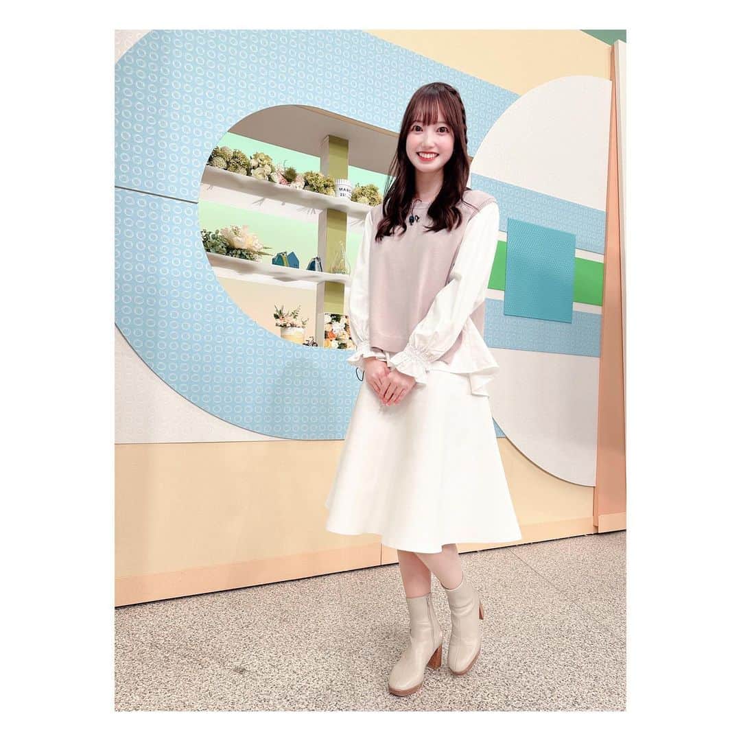 石井奏美のインスタグラム：「今日のシアワセ気分の衣装👗  シャツとニットがセットになっているトップスで、袖がフリルになっていて可愛かったです💓  今日も1日お疲れ様でした💐🧸  #岡山#香川#アナウンサー#衣装」
