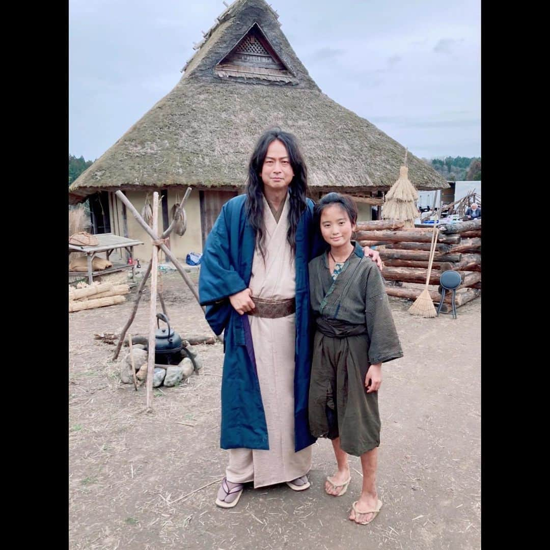 髙橋來のインスタグラム：「✳︎ 椎名桔平さんです✳︎✳︎  椎名さんは今回2役なのですが、 怖い方の椎名さんと共演させて頂きました。  ご一緒のシーンは恐ろしかったですが、 普段の椎名さんはとっても優しいです！ お話もおもしろいです✳︎ 実は4歳の頃にもドラマでお世話になっていて、 9年ぶりくらいにお会い出来て嬉しかったです✳︎ ・ 怖い方の椎名さんと僕が どんな関係なのか。 劇場で僕の恐怖を一緒に体験して下さい。 ・ ・ ✳︎ #椎名桔平 さん #仕掛人藤枝梅安 🪡 #仕掛人藤枝梅安2  #髙橋來」