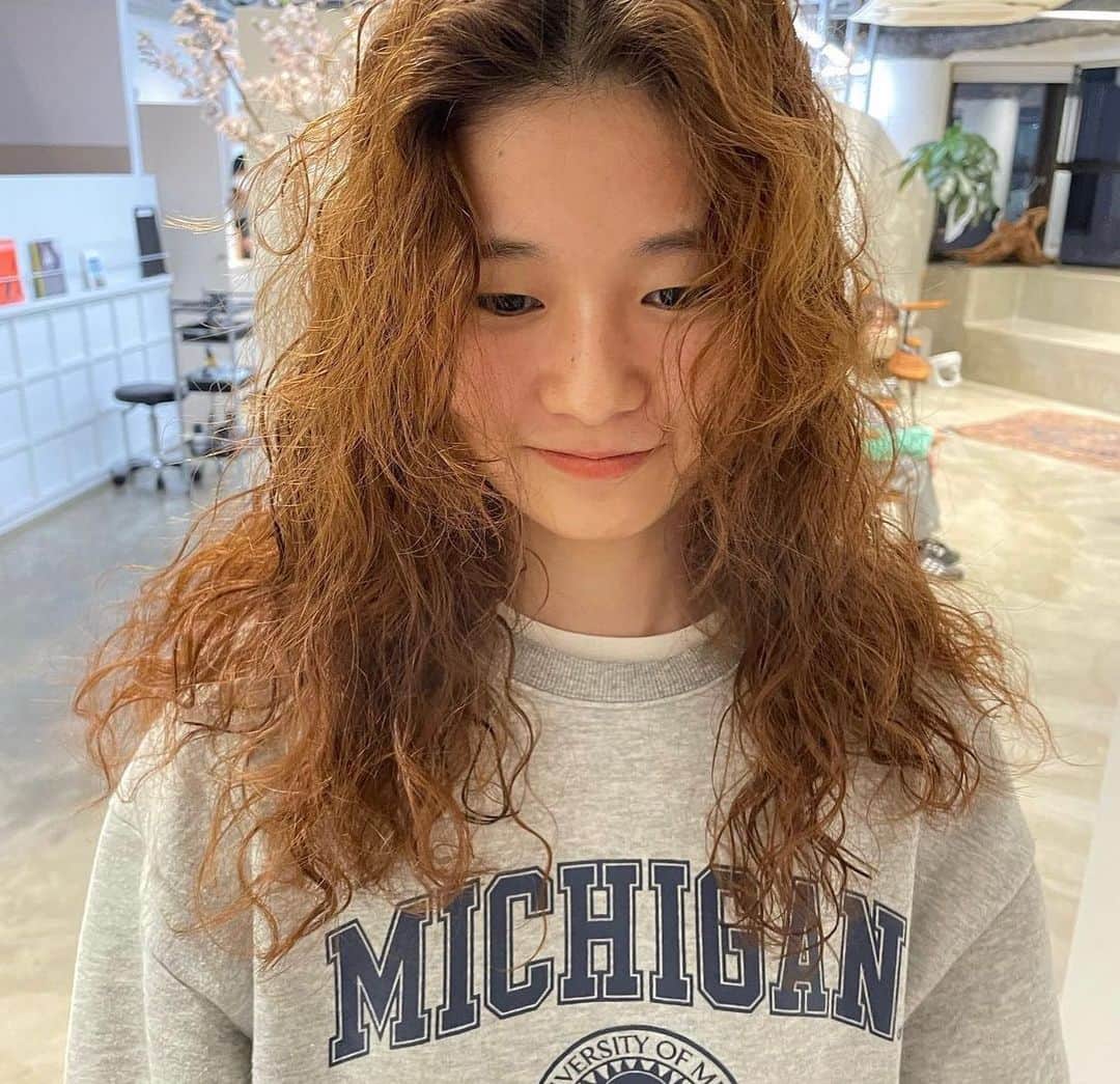 nanukさんのインスタグラム写真 - (nanukInstagram)「オーストラリアの海辺にいる女の子🍦👙 . かからないと言われてきた方でも 可愛くかけたい。 初パーマ任せてくれてくださる方も多くて嬉しいです。 . . #asakoperm .  #パーマ#パーマミディアム#パーマ#パーマヘア#パーマスタイル#パーマカラー#くるくるパーマ#ニュアンスパーマ#スパイラルパーマ#ウェーブパーマ#パーマアレンジ#簡単ヘアアレンジ#ヘアアレンジ #ミディアムアレンジ#ミディアムヘア#ミディアムスタイル#ミディアムヘア#簡単ヘアアレンジ#ヘアアレンジ#レイヤーパーマ#レイヤースタイル#レイヤーカット#ミディアムレイヤー」4月8日 18時50分 - nanukhair