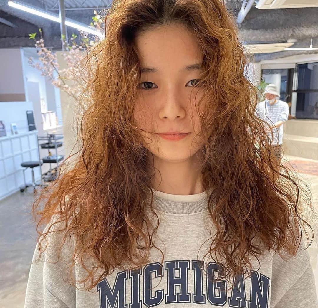 nanukさんのインスタグラム写真 - (nanukInstagram)「オーストラリアの海辺にいる女の子🍦👙 . かからないと言われてきた方でも 可愛くかけたい。 初パーマ任せてくれてくださる方も多くて嬉しいです。 . . #asakoperm .  #パーマ#パーマミディアム#パーマ#パーマヘア#パーマスタイル#パーマカラー#くるくるパーマ#ニュアンスパーマ#スパイラルパーマ#ウェーブパーマ#パーマアレンジ#簡単ヘアアレンジ#ヘアアレンジ #ミディアムアレンジ#ミディアムヘア#ミディアムスタイル#ミディアムヘア#簡単ヘアアレンジ#ヘアアレンジ#レイヤーパーマ#レイヤースタイル#レイヤーカット#ミディアムレイヤー」4月8日 18時50分 - nanukhair