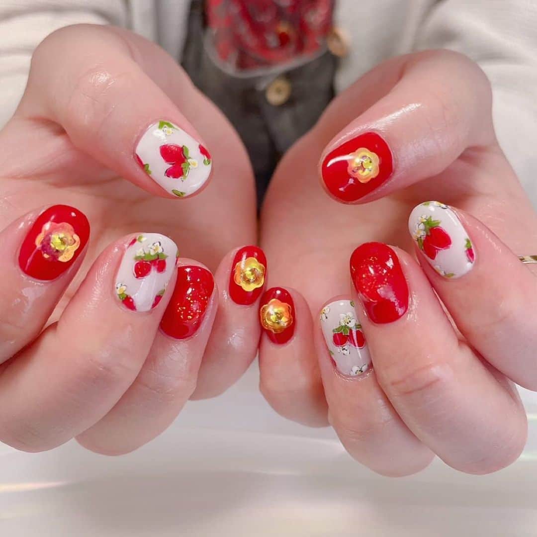 山井祥子さんのインスタグラム写真 - (山井祥子Instagram)「とってもかわいい手描きのイチゴちゃん。  イチゴは小さい頃から大好き。 食べるのも身につけるのも、好きなんだよ🍓  #苺ネイル #いちごネイル #イチゴネイル #strawberrynails」4月8日 18時51分 - shoko_yamai