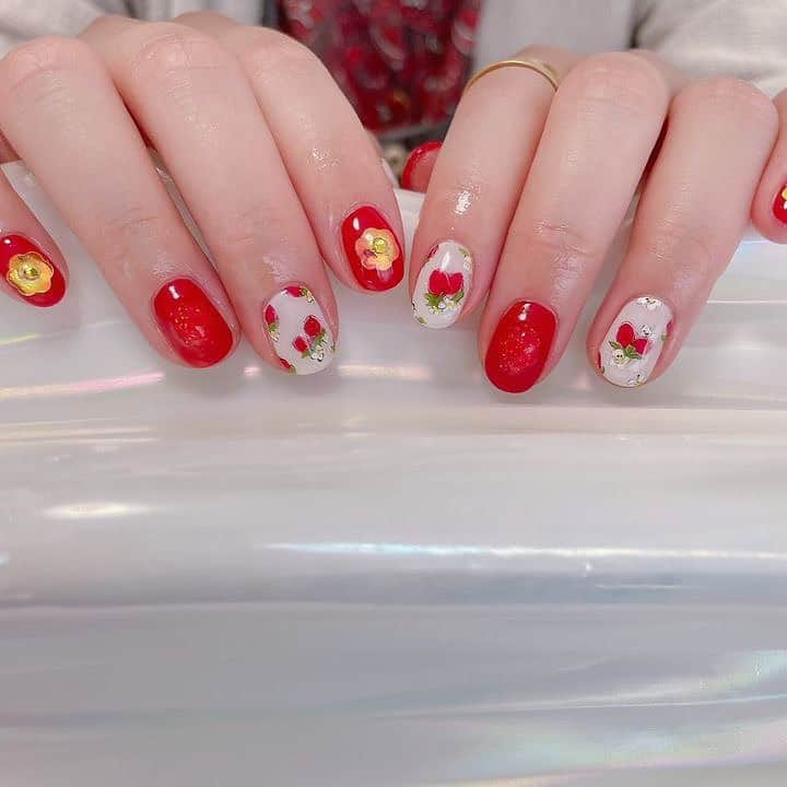 山井祥子さんのインスタグラム写真 - (山井祥子Instagram)「とってもかわいい手描きのイチゴちゃん。  イチゴは小さい頃から大好き。 食べるのも身につけるのも、好きなんだよ🍓  #苺ネイル #いちごネイル #イチゴネイル #strawberrynails」4月8日 18時51分 - shoko_yamai