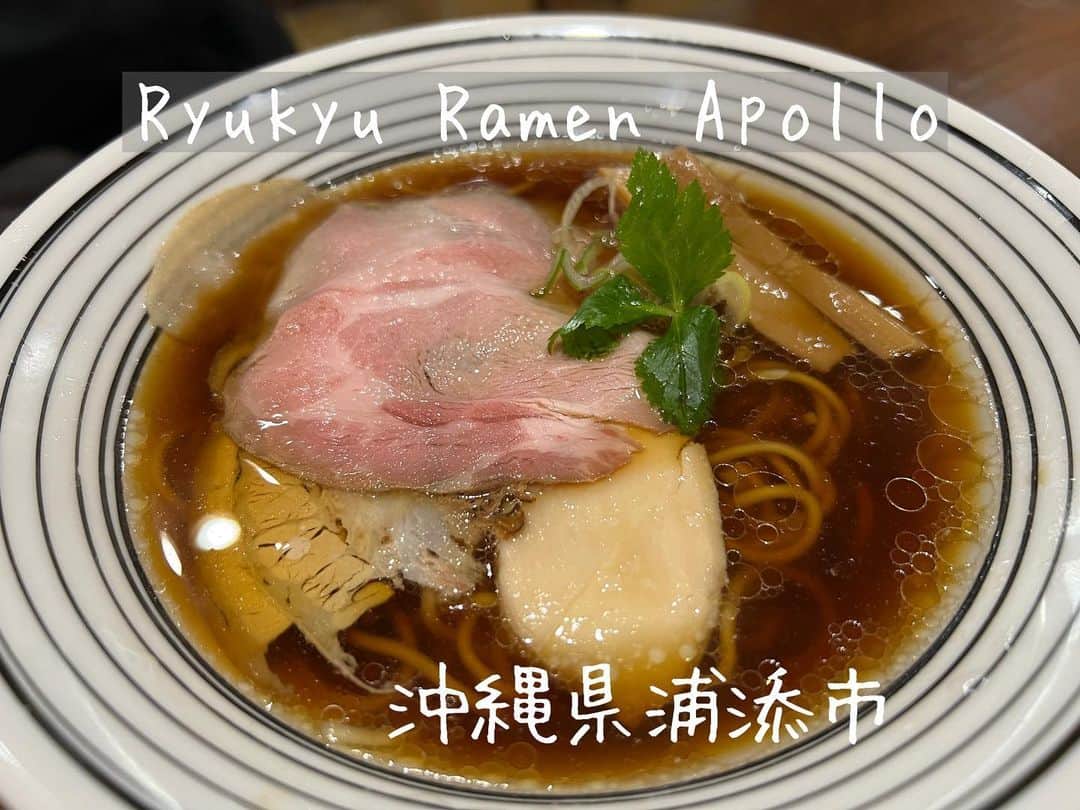 本谷亜紀のインスタグラム：「めちゃくちゃのらりくらり書いてた沖縄グルメメモもこれが最後！！とか言いつつ今年はあと2回沖縄に行くのでまた色々と紹介したいな🌸 ㅤㅤㅤㅤㅤㅤㅤㅤㅤㅤㅤㅤㅤ  Ryukyu Ramen Apolloも沖縄のラーメン好きに教えてもらってずっと行きたかった👌メニューは全部醤油ラーメン🫡でも醤油の種類が違うの。 色々食べたけど全部美味しかったし、接客があたたかかった。  それから面白かったのは韋駄天と言う居酒屋さん🏮店内の真ん中にある瓶ビールを自分で取るスタイルなのだけどすごい勢いでビール開いてて最高な空間🫶 ㅤㅤㅤㅤㅤㅤㅤㅤㅤㅤㅤㅤㅤ あと、今回の旅でカッコ良すぎたで賞がSAKELABORATORY🍶全国的に貴重な生酒をタップで提供してくれるんだけど、おつまみとのマリアージュや店主さんのお話や酒器などどれもこれもがカッコ良すぎる💐💐はげしくおすすめ！  ㅤㅤㅤㅤㅤㅤㅤㅤㅤㅤㅤㅤㅤ 日本酒飲んだらクラフトビールだよねってなって、Beerbar Felt🍺タップも缶も沢山あって、女性の店員さんが優しく色々教えてくれるから女性の一人飲みにも良い💯💯 ㅤㅤㅤㅤㅤㅤㅤㅤㅤㅤㅤㅤㅤ 翌日は二日酔い飛ばすために、もはや外なカフェへ！ひばり屋は国際通りから直ぐなんだけど沖縄すぎる空間で長居してしまった〜🌸  今回泊まったホテルはアンドルームス那覇👌サウナと水風呂代わりのプールが良い感じでした！  最後に酔ってる24時くらいの私を貼っておきます！誰かの参考になりますように🫶 #ryukyuramenapollo #韋駄天　#beerbarfelt #sakelaboratory」