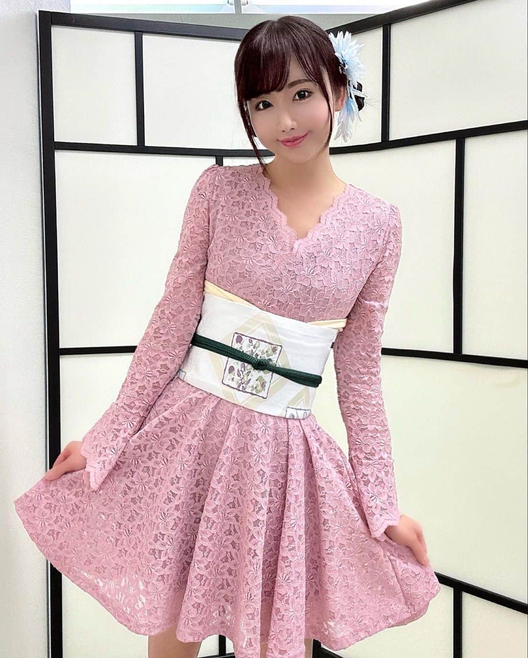 坂地久美さんのインスタグラム写真 - (坂地久美Instagram)「第4回目の日本和装さん👘 @nihonwasou のお教室に行ってきました❤️  今回は、ついに着物と帯までの完成形を習いました🥰  先ず初めに、私服の上から帯を結んで前回学んだことをしっかりと思い出してから、いよいよお着物の上に帯までを練習しました❣️  肌襦袢の正しい美しい着方から、着物の着方、そして帯の結び方までをやってみて、とってもウキウキワクワク👘💞  お教室の最終回では、履き物も持って行って自分の着物を自分で着てそのままお出かけしようと思います💖  日本和装さんは、清水富美先生のお教室で、着物での美しい歩き方やお辞儀の仕方なども教えてくださり本当に勉強になります✨  着物をしっかり着られるようになって、さらに綺麗に着た着物で美しい歩き方や動作ができるようになるところまで頑張ります👘  #日本和装に通ってみた #日本和装 #着物 #focustar #着物女子 #kimono #kimonogirl」4月8日 18時56分 - sakachikumi