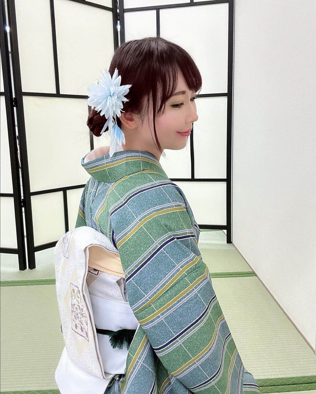 坂地久美のインスタグラム：「第4回目の日本和装さん👘 @nihonwasou のお教室に行ってきました❤️  今回は、ついに着物と帯までの完成形を習いました🥰  先ず初めに、私服の上から帯を結んで前回学んだことをしっかりと思い出してから、いよいよお着物の上に帯までを練習しました❣️  肌襦袢の正しい美しい着方から、着物の着方、そして帯の結び方までをやってみて、とってもウキウキワクワク👘💞  お教室の最終回では、履き物も持って行って自分の着物を自分で着てそのままお出かけしようと思います💖  日本和装さんは、清水富美先生のお教室で、着物での美しい歩き方やお辞儀の仕方なども教えてくださり本当に勉強になります✨  着物をしっかり着られるようになって、さらに綺麗に着た着物で美しい歩き方や動作ができるようになるところまで頑張ります👘  #日本和装に通ってみた #日本和装 #着物 #focustar #着物女子 #kimono #kimonogirl」