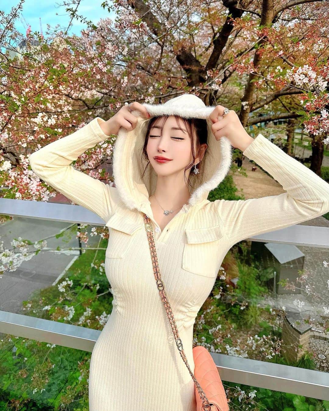 蘭子のインスタグラム：「毎日ぽかぽかで気持ちいいね☀️🌸 . ふわふわフードの楽ちんワンピに スニーカーが気分🍡 . 👗【 @dolly_officialshop 】 . . . . #きょコ#今日のコーデ#六本木カフェ#六本木ランチ#六本木グルメ#表参道カフェ巡り#ヘアアレンジ#リブニット　#ワンピースコーデ#プチプラ高見えコーデ #プチプラコーデ#プチプラファッション#プチプラ#セレクトショップ #代官山カフェ#カフェ#カフェ巡り #カフェ部 #カフェ好きな人と繋がりたい#カフェスタグラム#東京カフェ#ランチ巡り#映えカフェ」