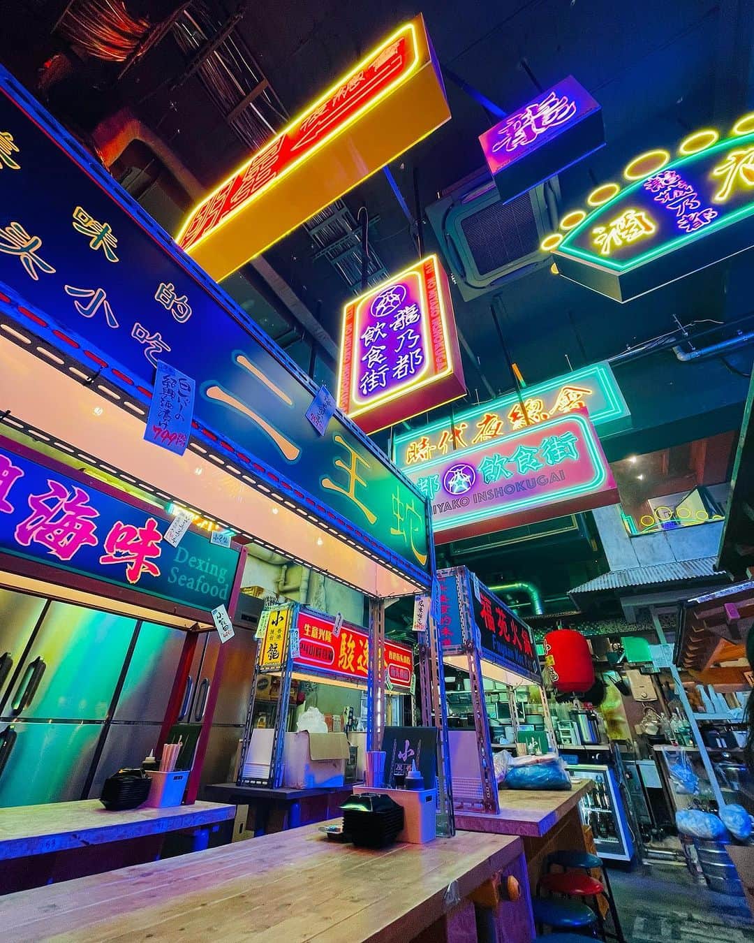 ピーチ・アビエーションさんのインスタグラム写真 - (ピーチ・アビエーションInstagram)「東京に続々とオープン！ #ネオ横丁 で、はしご酒を楽しもう🍻  一昨年から昨年にかけて、東京では様々なコンセプトを掲げたネオ横丁が増え、若者や仕事終わりのサラリーマン、観光客などで賑わいをみせています🙌  ネオ横丁は、たくさんのお店が集結された場所なので、少しずつ色々なものを食べて回ることができるのが魅力✨ 写真にあるような、香港や台湾を感じさせる #新宿横丁 や、予約の取れない人気店などが立ち並ぶ #虎ノ門横丁 、日本の食を楽しみながらも様々なイベントが開催され、エンタメ性が強い #渋谷横丁 など、場所によって楽しみ方や雰囲気が全く異なります！食べて楽しいだけでなく、コンセプトに合ったフォトジェニックな店内であることも人気の秘訣。  都心を中心に色々な横丁を巡るのも楽しそうです♪😊 東京観光の締めくくりに最新スポットへ訪れてはいかがでしょうか？  . . . . . . . . . . . . . . . . . . . . . . . . . . . . . . . . . . . ▶Photo by：@coco_riri_tink_pop_tirol OOKINI!! ▶Place： #東京 . . . . . . . . . . . . . . . . . . . . . . . . . . . . . . . . . . . . . #東京観光 #東京旅行 #東京観光スポット #国内旅行 #旅行好きな人と繋がりたい #旅行好き #東京グルメ #peachaviation #tokyo #tokyotrip #ig_japan #japantrip #japan_of_insta #lcc #bestphoto_japan #instagood #tokyodinner」4月8日 19時00分 - flypeach