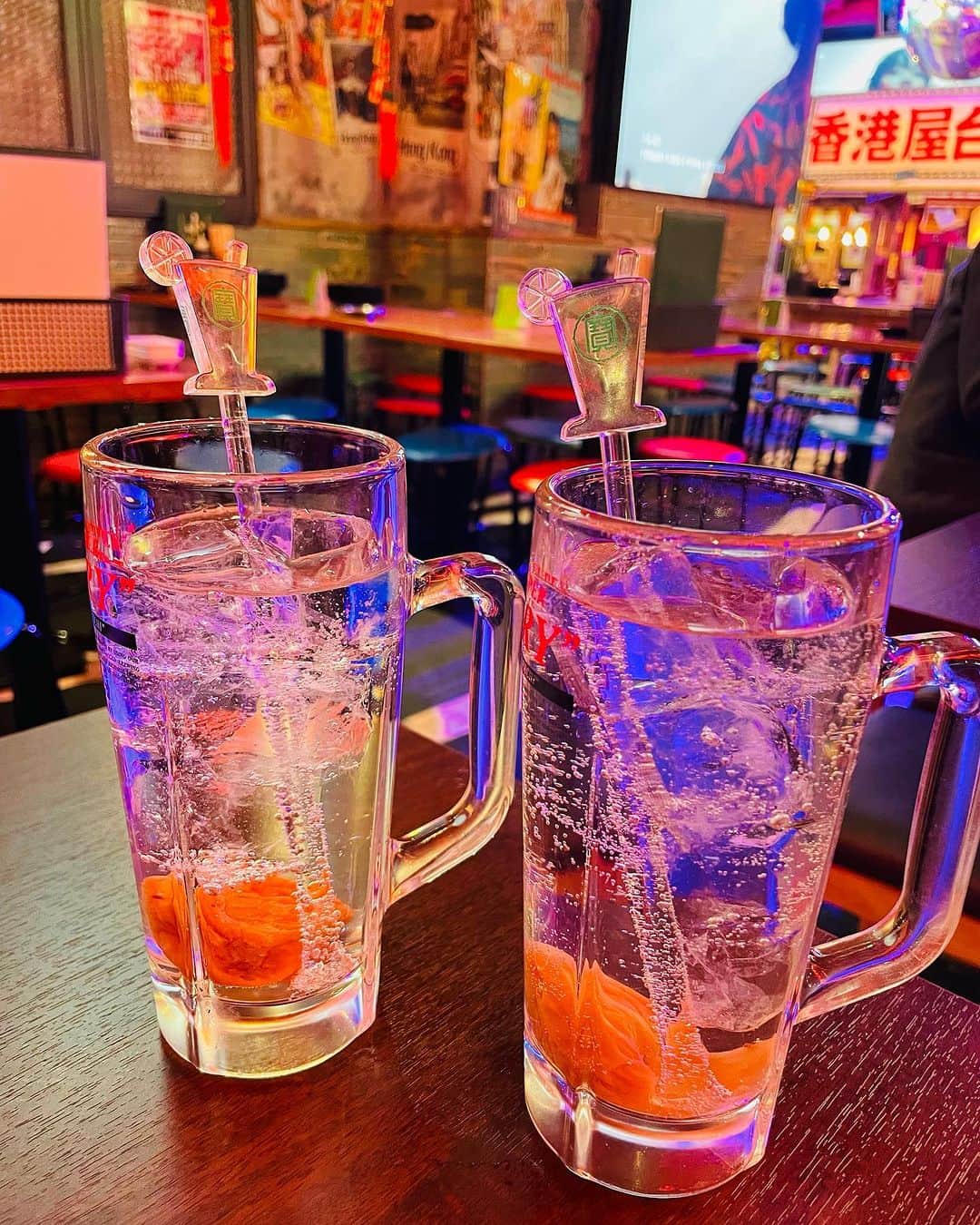 ピーチ・アビエーションさんのインスタグラム写真 - (ピーチ・アビエーションInstagram)「東京に続々とオープン！ #ネオ横丁 で、はしご酒を楽しもう🍻  一昨年から昨年にかけて、東京では様々なコンセプトを掲げたネオ横丁が増え、若者や仕事終わりのサラリーマン、観光客などで賑わいをみせています🙌  ネオ横丁は、たくさんのお店が集結された場所なので、少しずつ色々なものを食べて回ることができるのが魅力✨ 写真にあるような、香港や台湾を感じさせる #新宿横丁 や、予約の取れない人気店などが立ち並ぶ #虎ノ門横丁 、日本の食を楽しみながらも様々なイベントが開催され、エンタメ性が強い #渋谷横丁 など、場所によって楽しみ方や雰囲気が全く異なります！食べて楽しいだけでなく、コンセプトに合ったフォトジェニックな店内であることも人気の秘訣。  都心を中心に色々な横丁を巡るのも楽しそうです♪😊 東京観光の締めくくりに最新スポットへ訪れてはいかがでしょうか？  . . . . . . . . . . . . . . . . . . . . . . . . . . . . . . . . . . . ▶Photo by：@coco_riri_tink_pop_tirol OOKINI!! ▶Place： #東京 . . . . . . . . . . . . . . . . . . . . . . . . . . . . . . . . . . . . . #東京観光 #東京旅行 #東京観光スポット #国内旅行 #旅行好きな人と繋がりたい #旅行好き #東京グルメ #peachaviation #tokyo #tokyotrip #ig_japan #japantrip #japan_of_insta #lcc #bestphoto_japan #instagood #tokyodinner」4月8日 19時00分 - flypeach