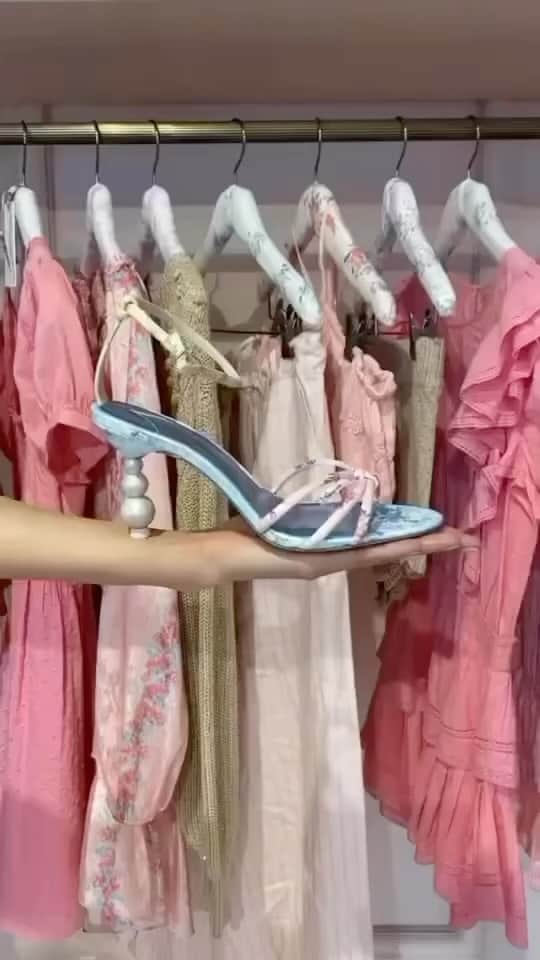 のインスタグラム：「A sneak peek at our new upcoming collab with @loveshackfancy 🌸   Be the first to know when this collection drops. 🦋 (link is in bio✨)   📸- @loveshackfancy   #SophiaWebster #SophiaWebsterxLoveShackFancy」