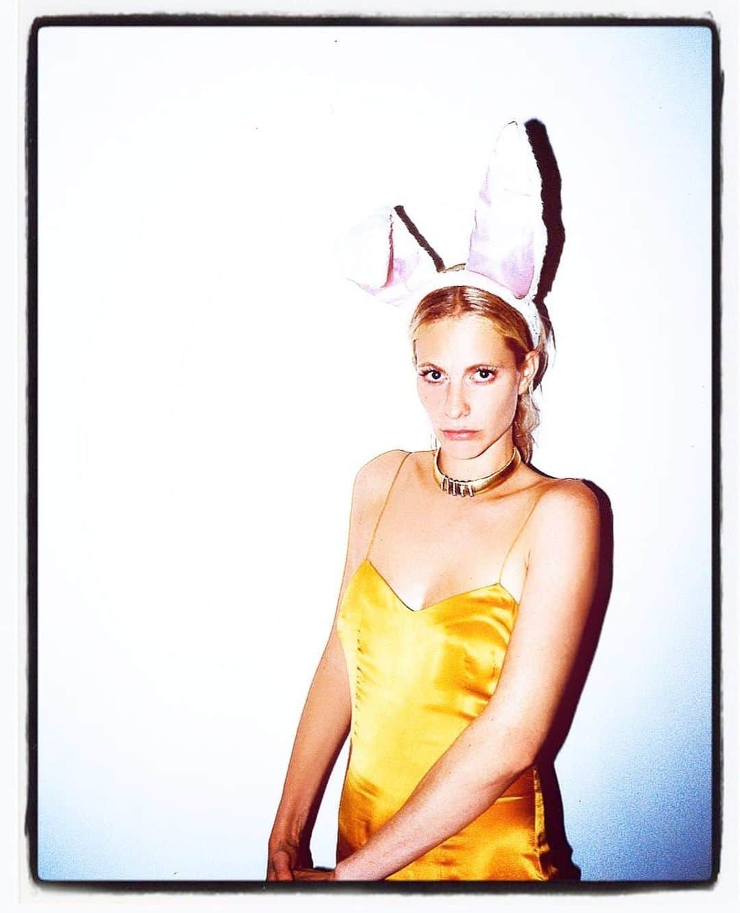 ポピー・デルヴィーニュさんのインスタグラム写真 - (ポピー・デルヴィーニュInstagram)「not so funny bunny, 💛  📷 @dylandon_」4月8日 19時05分 - poppydelevingne