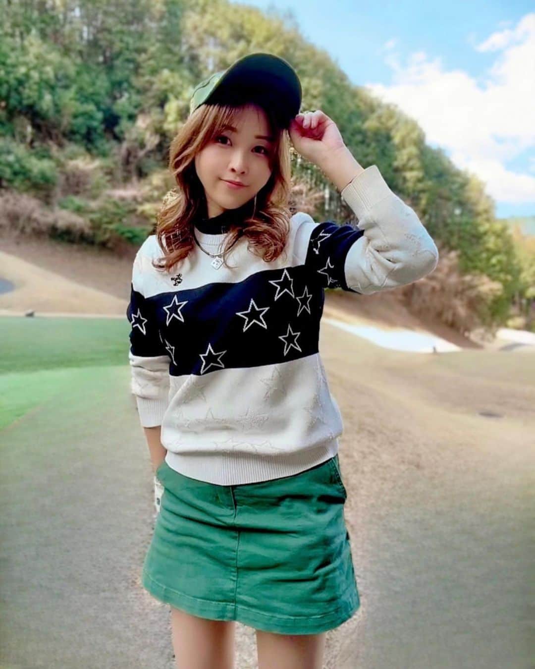 のインスタグラム：「♥︎︎∗︎* マスターズ始まったね⛳️  毎晩、寝るか寝ないかをTVと格闘中！ でもだいたい負けちゃうの😴  マスターズ見るとグリーンのウエアを 着たくなるあるある💚 ゴルフ好きさんはわかってくれる？w  #ゴルフ #golf #ゴルフ女子 #ゴルフウェア #ゴルフコーデ #マスターズ #ゴルフ男子 #男子ゴルフ」
