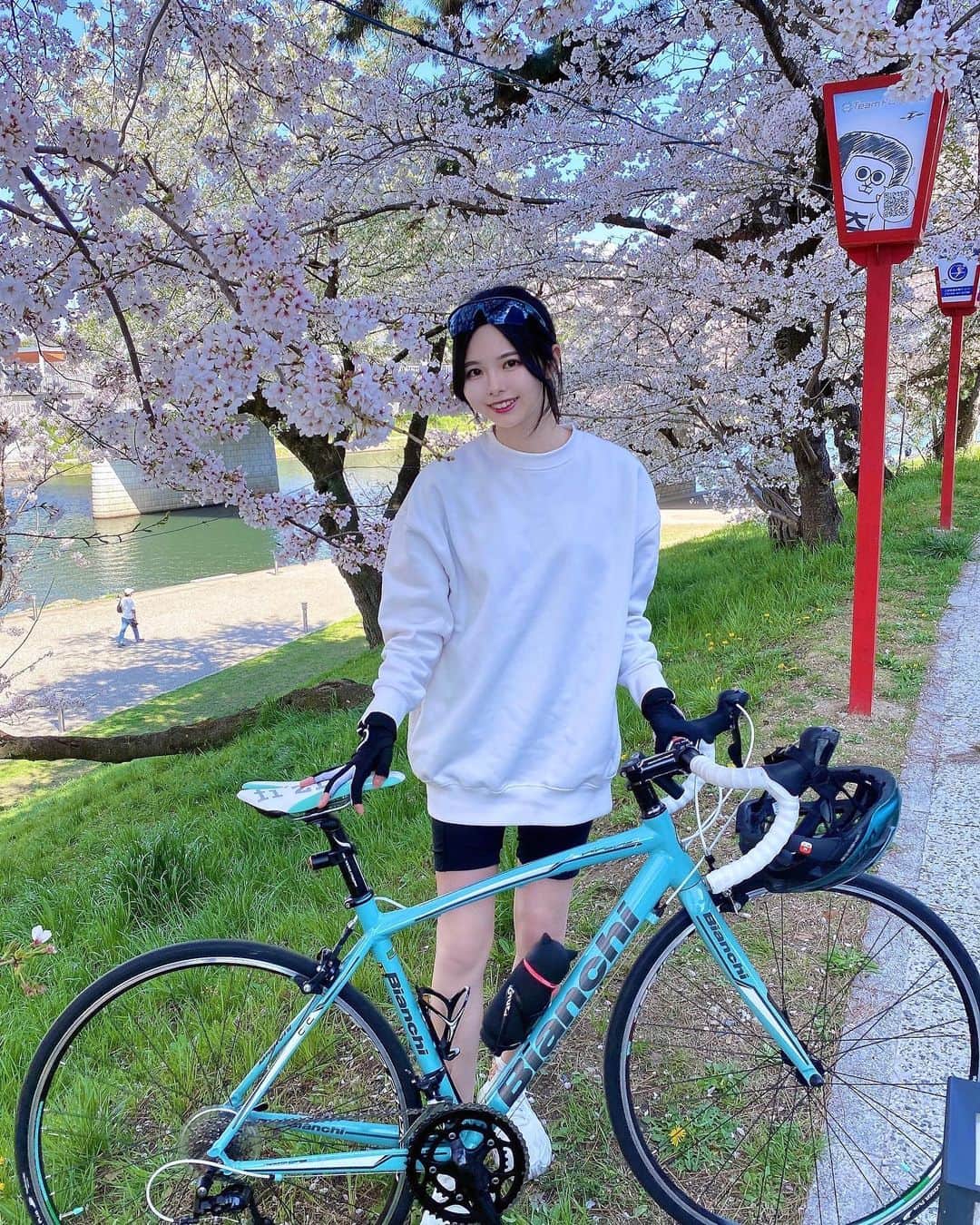 荒野姫楓のインスタグラム：「🌸 今年は桜を沢山みれて満足です！  丁度いい気温と春らしい陽気でとても気持ち良かった〜 またチェレステカラーと桜と緑が合いますね🤤  皆さんはお花見出来ましたか？  出来た方も出来なかった方もこの写真をみて お花見ライド気分味わってくださいな🌸  .   #名古屋 #岡崎 #岡崎桜祭り#桜 #桜スポット #cherryblossom #ロードバイク #ロードバイク女子 #ロードバイク初心者  #自転車のある風景 #cycling #bianchi #roadbike #roadbikegirl #cyclingstyle #cyclingwoman#bikegirl #公路車 #자전거 #로드자전거」