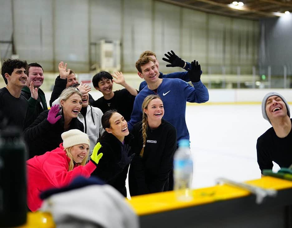 ジェイソン・ブラウンのインスタグラム：「How it started ➡️ How it’s going! • Yup, still having a blast! Can’t believe the final Japan @starsonice show is tomorrow! 明日は最後のスターズオンアイスショーです！😱🥹😍  #starsonice #soi2023 #yokohama #japan #osaka #iwate #tour #figureskating #show #iceshow #skating」