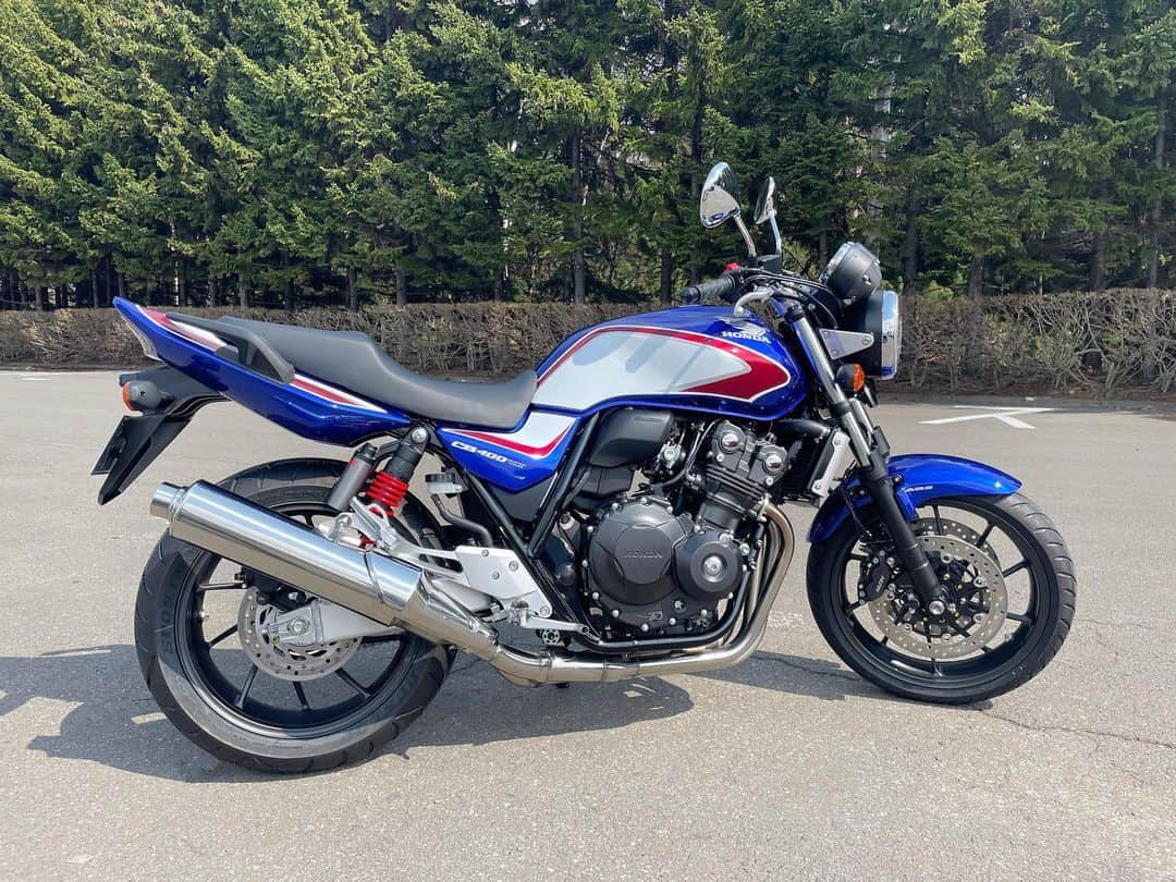 のインスタグラム：「.  ⁡ 本日、曇天の下CB400 SUPER FOURを納車しました！ ⁡ ⁡ 安定感とエンジン音が最高すぎる！！！ Rebelも引き続き大切に乗ります！ ⁡ ⁡ ⁡ #cb #cb400 #cb400sf #cb400superfour #honda #bike」
