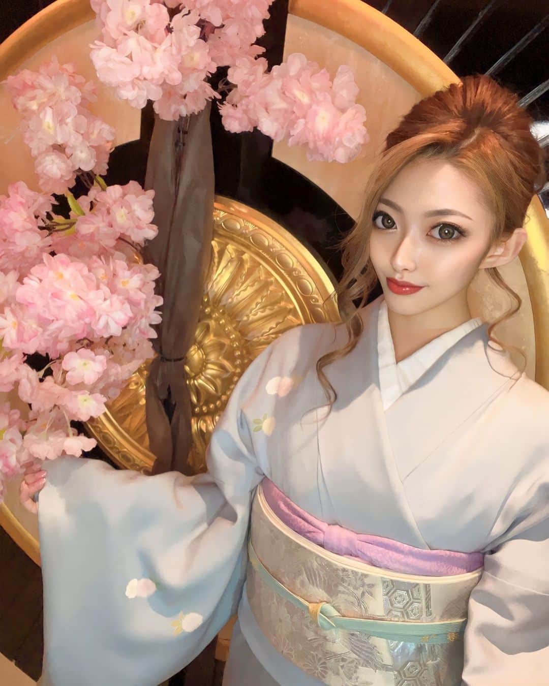 吉永江利のインスタグラム：「桜祭りの時の👘  #いいね#自撮り#フォローお願いします#いいね#北新地#大阪#キャバ嬢 #selfie  #コメント大歓迎 #make #hair #japan #korea #model #fashion #code #followme #likes #instagood #instalike  #今日好き #今日好きになりました#モデル#22歳」