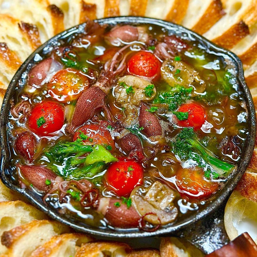 のインスタグラム：「今日はホタルイカ とマッシュルームのうま味がたっぷりのアヒージョをご紹介します✨ あつあつのホタルイカにトロッとミニトマトのアクセントも最高です😋💕 バゲットにもワインにも合いすぎる、週末にオススメのめちゃウマやみつきアヒージョですのでぜひ作ってみてください😆🥂 それでは作り方をご紹介します✨         ワインが進む♬ ホタルイカとマッシュルームのアヒージョ♬  【材料】２〜３人分 ◎ホタルイカ (ボイル)・・・１００g ◎ブロッコリー・・・１／２株 ◎マッシュルーム・・・６個 ◎オリーブオイル・・・１００ml ◎にんにく・・・３片 ◎塩・・・小さじ２／３ ◎鷹の爪・・・適量 (お好みで) ◎ブラックペッパー・・・適宜 ◎パセリ・・・適宜      【作り方】 １．にんにくをみじん切りに、マッシュルームを半分に切ります。  ２．ブロッコリーをよく洗って小房に切り分け、ホタルイカの目玉とスジ(軟骨)を取り除きます。   ３.ブロッコリーを軽く塩茹でしてしっかり湯切りします。  ４．１００mlのオリーブオイルをひいたフライパン(スキレット)ににんにくと鷹の爪を加えて弱火で加熱します。 ※焦がさないように注意しましょう。   ５．にんにくが香り立ってきたら、ホタルイカとブロッコリー、塩小さじ２／３を加えます。 たまに上下入れ替えながら弱火のまま１０分程度加熱しましょう。   ６．ミニトマトを加えてひと煮立ちさせたらお好みでブラックペッパー、パセリを散らせて完成です。   ７．お好みでバゲットやワインに合わせていただきましょう。  ホタルイカとマッシュルームのうま味が凝縮されてめちゃウマです😋💕 ワインにピッタリでバゲットも消える勢いで無くなっていくごちそうアヒージョなので、ホタルイカがおいしい季節にぜひお試しくださいね😆✨     　 より詳しいレシピはお手数ですがブログを見てください🤗✨ プロフィール欄のURL(@shinya6727 )、もしくはストーリーズのスワイプから飛べます😌✨  【お知らせ】 私の２冊目のレシピ本、「しにゃのやみつき！つまみ飯」発売中です🙌🏻 なるべくシンプルな食材や調味料、どこにでもある調理器具を使って作れるやみつきレシピをまとめた１冊になっております📚 お料理が好きな方も苦手な方も楽しんでいただける内容になっています😊  いつも通りの鶏むね肉やもやし、厚揚げといった、リーズナブルでヘルシーな食材を使った大満足レシピを多数掲載してます🙌🏻 とにかく幅広い方のお役に立てるレシピ本となっていますので、多くの方に手に取っていただけたら嬉しく思います😌🙏 お買い求めはAmazon、楽天などのネット通販か、全国の書店で📚 どうぞよろしくお願いします😊 ・ ・ ・ #レシピ #recipe #簡単レシピ #料理 #おうちごはん #ホタルイカ #アヒージョ #オリーブオイル #ビール #beer #ワイン #wine #おつまみ #パン #バゲット #baguette #bread」