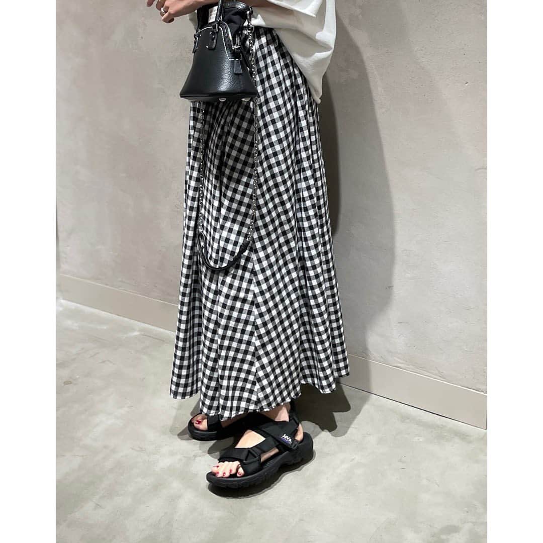 emi0830emiさんのインスタグラム写真 - (emi0830emiInstagram)「2023.4.8 \\マキシスカート✖︎サンダルコーデ♡//   日中は晴れて暖かかったのに夕方からみるみる冷えてきましたね🥶 寒暖差で体調崩さぬようご自愛下さいませ🫶🏻  @zara の半袖スウェットが届いたので早速♡ シンプルながら袖口と裾が切りっぱなしでクルンとしてて可愛いよ😍 結構オーバーサイズだからサイズ選びは要注意🥸 ✔︎3199/311  半袖スウェットシャツ  去年tevaを断捨離してから @nike エアリフトを酷使してしまったので今年は既に2点追加済み😏💘 まずは @classicalelf_official のベルクロサンダル 何がいいって、3箇所のストラップでサイズを調整できるから🙆‍♀️ キャンプや公園でガンガン使う用😎 お気に入り登録数えぐいからお揃いの人も多そう🤭  tops #zara skirt #nostalgia  去年 bag #maisonmargiela  necklace #unitedarrows sandals #classicalelf  cap #newera     　　  春物どんどん載せまーす🤳 @emi0830emi  * * * * * * * * * * * * * * * * * #きれいめカジュアル#きれいめカジュアルコーデ#大人カジュアル#大人コーデ#大人ファッション#クラシカルエルフ#エルフコーデ#ザラ#zaraコーデ#キャップコーデ#タイアップ#スカートコーデ#ギンガムチェック#サンダルコーデ#zozo#zozotown#zozotown購入品#zara新作#モノトーンコーデ#置き画」4月8日 19時15分 - emi0830emi