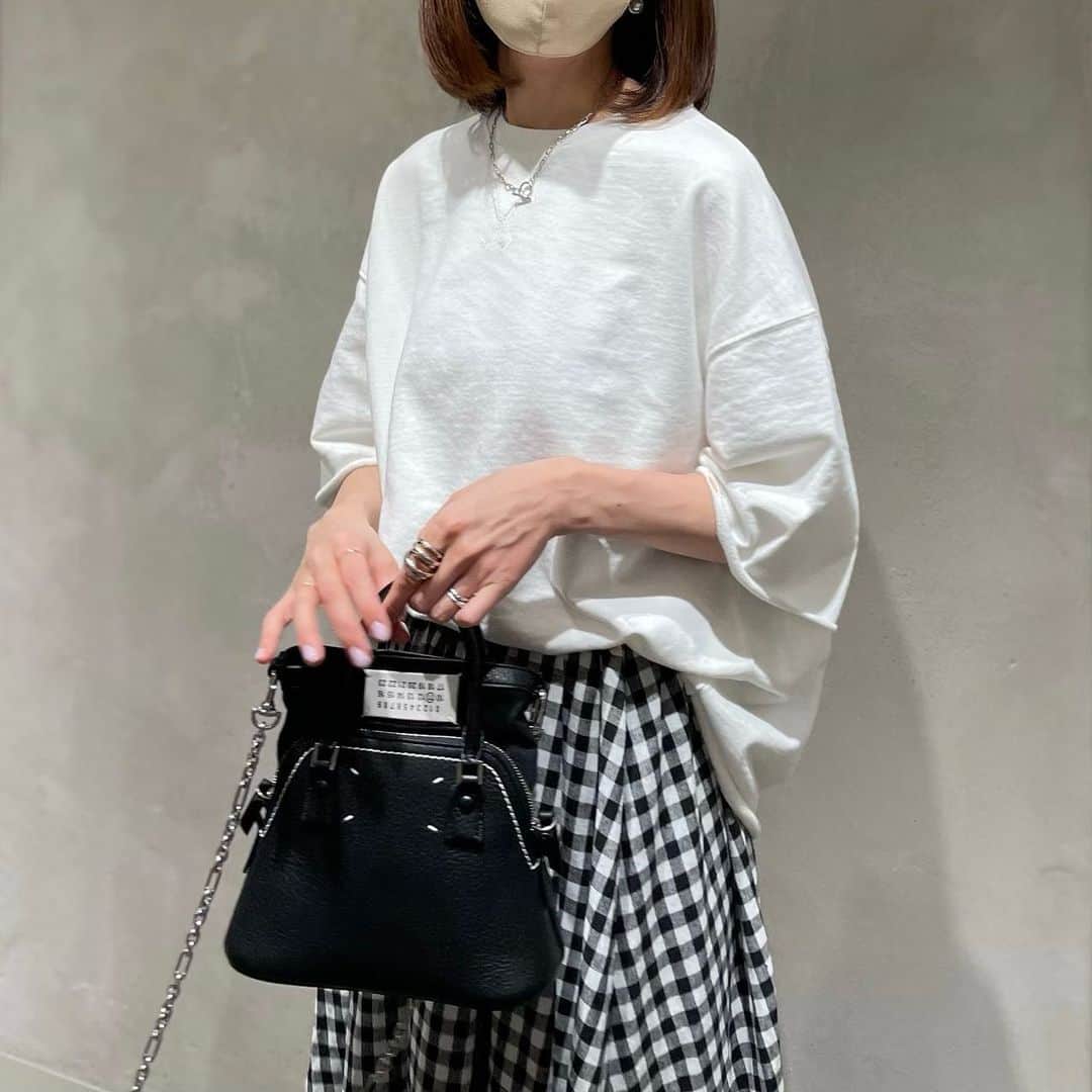 emi0830emiさんのインスタグラム写真 - (emi0830emiInstagram)「2023.4.8 \\マキシスカート✖︎サンダルコーデ♡//   日中は晴れて暖かかったのに夕方からみるみる冷えてきましたね🥶 寒暖差で体調崩さぬようご自愛下さいませ🫶🏻  @zara の半袖スウェットが届いたので早速♡ シンプルながら袖口と裾が切りっぱなしでクルンとしてて可愛いよ😍 結構オーバーサイズだからサイズ選びは要注意🥸 ✔︎3199/311  半袖スウェットシャツ  去年tevaを断捨離してから @nike エアリフトを酷使してしまったので今年は既に2点追加済み😏💘 まずは @classicalelf_official のベルクロサンダル 何がいいって、3箇所のストラップでサイズを調整できるから🙆‍♀️ キャンプや公園でガンガン使う用😎 お気に入り登録数えぐいからお揃いの人も多そう🤭  tops #zara skirt #nostalgia  去年 bag #maisonmargiela  necklace #unitedarrows sandals #classicalelf  cap #newera     　　  春物どんどん載せまーす🤳 @emi0830emi  * * * * * * * * * * * * * * * * * #きれいめカジュアル#きれいめカジュアルコーデ#大人カジュアル#大人コーデ#大人ファッション#クラシカルエルフ#エルフコーデ#ザラ#zaraコーデ#キャップコーデ#タイアップ#スカートコーデ#ギンガムチェック#サンダルコーデ#zozo#zozotown#zozotown購入品#zara新作#モノトーンコーデ#置き画」4月8日 19時15分 - emi0830emi