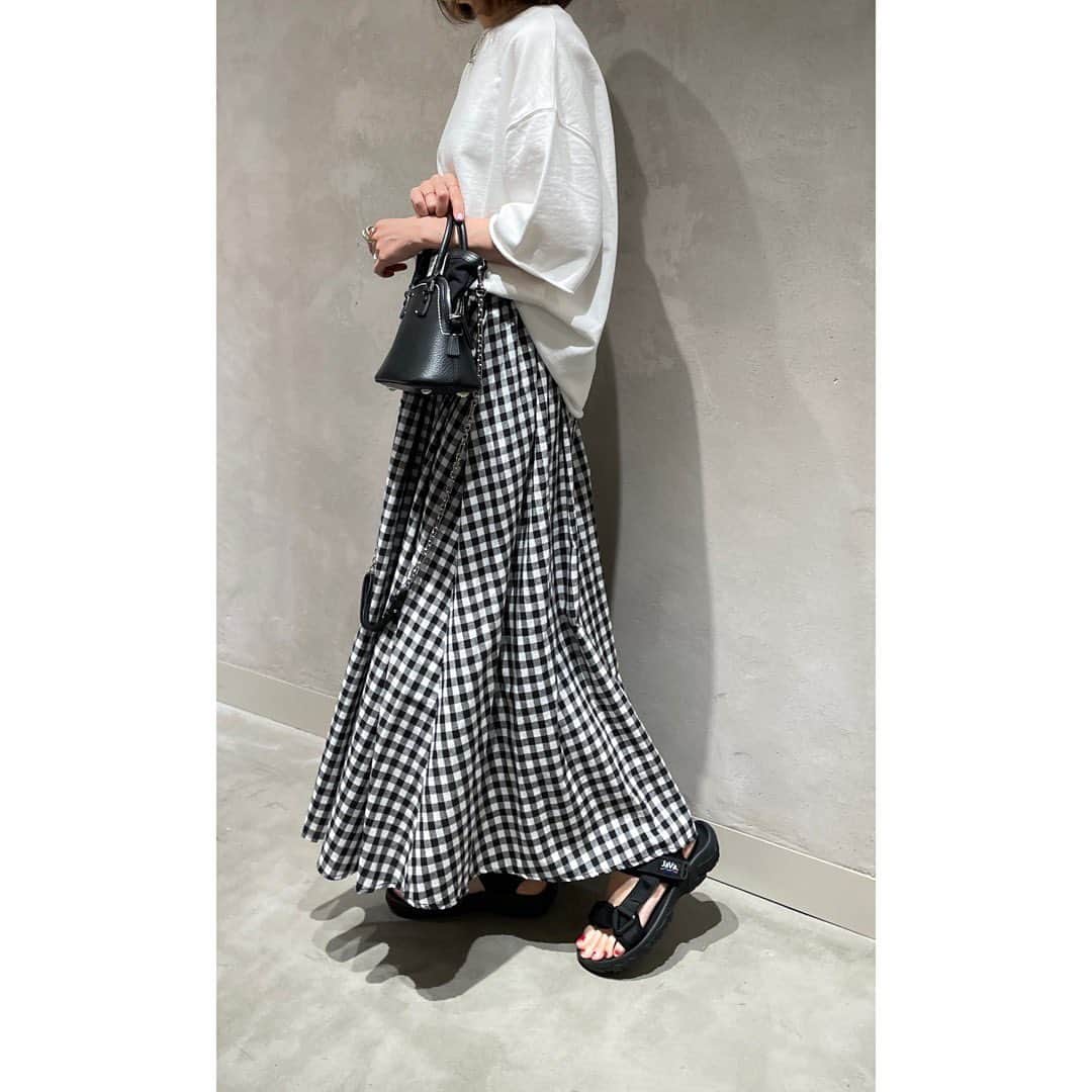 emi0830emiさんのインスタグラム写真 - (emi0830emiInstagram)「2023.4.8 \\マキシスカート✖︎サンダルコーデ♡//   日中は晴れて暖かかったのに夕方からみるみる冷えてきましたね🥶 寒暖差で体調崩さぬようご自愛下さいませ🫶🏻  @zara の半袖スウェットが届いたので早速♡ シンプルながら袖口と裾が切りっぱなしでクルンとしてて可愛いよ😍 結構オーバーサイズだからサイズ選びは要注意🥸 ✔︎3199/311  半袖スウェットシャツ  去年tevaを断捨離してから @nike エアリフトを酷使してしまったので今年は既に2点追加済み😏💘 まずは @classicalelf_official のベルクロサンダル 何がいいって、3箇所のストラップでサイズを調整できるから🙆‍♀️ キャンプや公園でガンガン使う用😎 お気に入り登録数えぐいからお揃いの人も多そう🤭  tops #zara skirt #nostalgia  去年 bag #maisonmargiela  necklace #unitedarrows sandals #classicalelf  cap #newera     　　  春物どんどん載せまーす🤳 @emi0830emi  * * * * * * * * * * * * * * * * * #きれいめカジュアル#きれいめカジュアルコーデ#大人カジュアル#大人コーデ#大人ファッション#クラシカルエルフ#エルフコーデ#ザラ#zaraコーデ#キャップコーデ#タイアップ#スカートコーデ#ギンガムチェック#サンダルコーデ#zozo#zozotown#zozotown購入品#zara新作#モノトーンコーデ#置き画」4月8日 19時15分 - emi0830emi