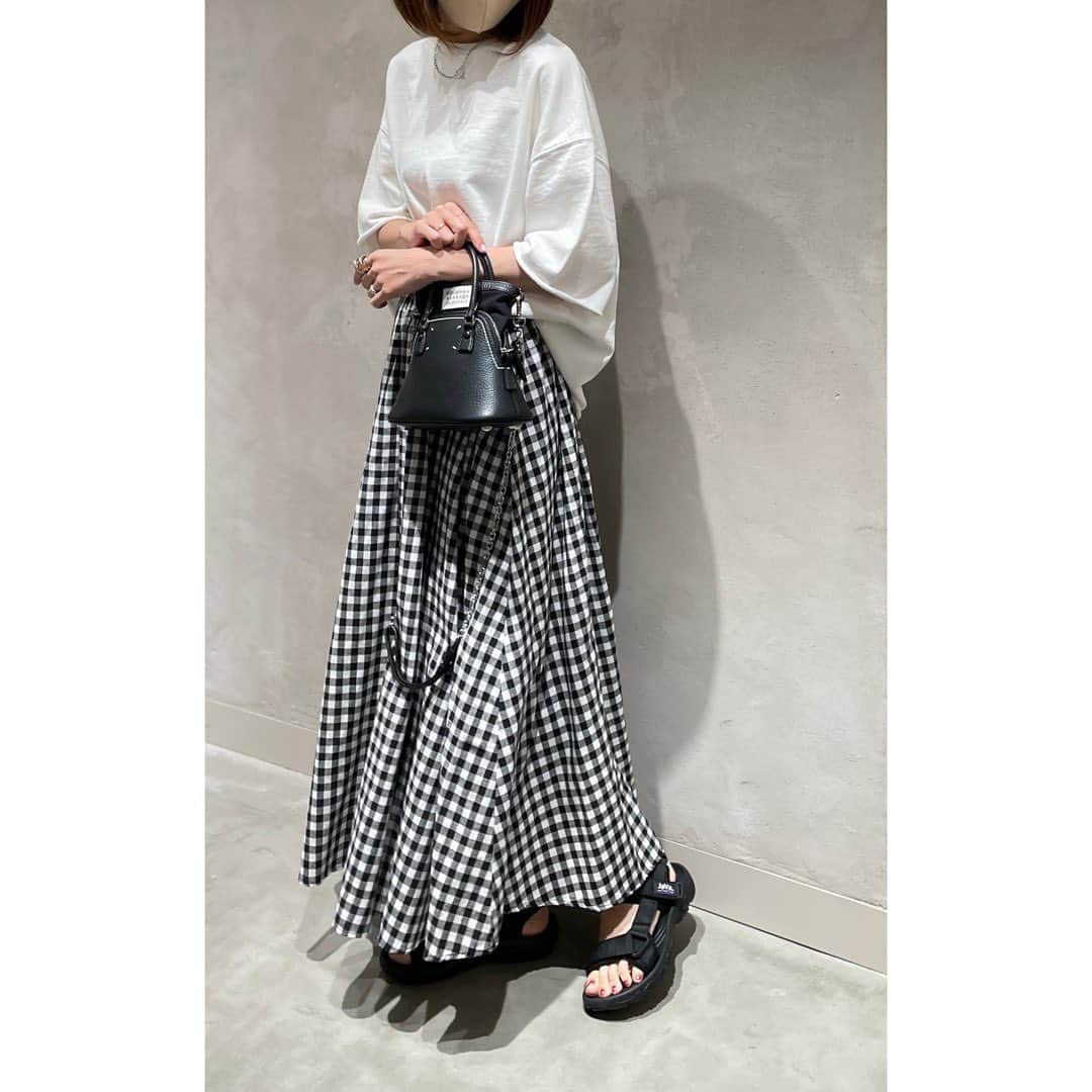 emi0830emiさんのインスタグラム写真 - (emi0830emiInstagram)「2023.4.8 \\マキシスカート✖︎サンダルコーデ♡//   日中は晴れて暖かかったのに夕方からみるみる冷えてきましたね🥶 寒暖差で体調崩さぬようご自愛下さいませ🫶🏻  @zara の半袖スウェットが届いたので早速♡ シンプルながら袖口と裾が切りっぱなしでクルンとしてて可愛いよ😍 結構オーバーサイズだからサイズ選びは要注意🥸 ✔︎3199/311  半袖スウェットシャツ  去年tevaを断捨離してから @nike エアリフトを酷使してしまったので今年は既に2点追加済み😏💘 まずは @classicalelf_official のベルクロサンダル 何がいいって、3箇所のストラップでサイズを調整できるから🙆‍♀️ キャンプや公園でガンガン使う用😎 お気に入り登録数えぐいからお揃いの人も多そう🤭  tops #zara skirt #nostalgia  去年 bag #maisonmargiela  necklace #unitedarrows sandals #classicalelf  cap #newera     　　  春物どんどん載せまーす🤳 @emi0830emi  * * * * * * * * * * * * * * * * * #きれいめカジュアル#きれいめカジュアルコーデ#大人カジュアル#大人コーデ#大人ファッション#クラシカルエルフ#エルフコーデ#ザラ#zaraコーデ#キャップコーデ#タイアップ#スカートコーデ#ギンガムチェック#サンダルコーデ#zozo#zozotown#zozotown購入品#zara新作#モノトーンコーデ#置き画」4月8日 19時15分 - emi0830emi