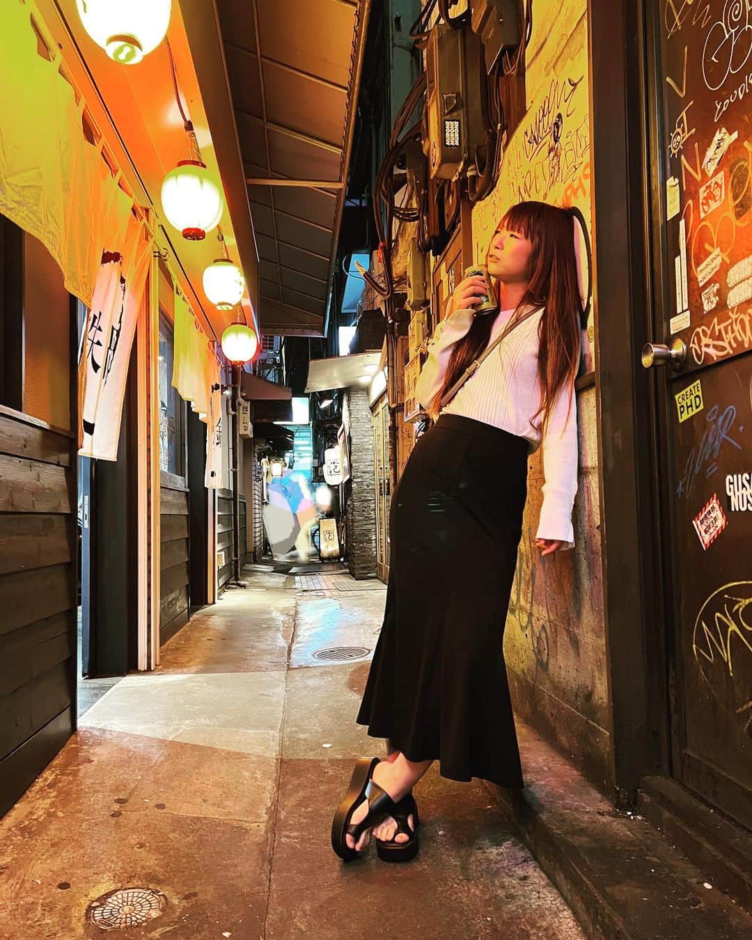 松田ゆう姫さんのインスタグラム写真 - (松田ゆう姫Instagram)「ビールをまわせ底まで飲もう あんたが一番 私は二番  #花見 #ストリート #streetphotography」4月8日 19時10分 - yu________k1