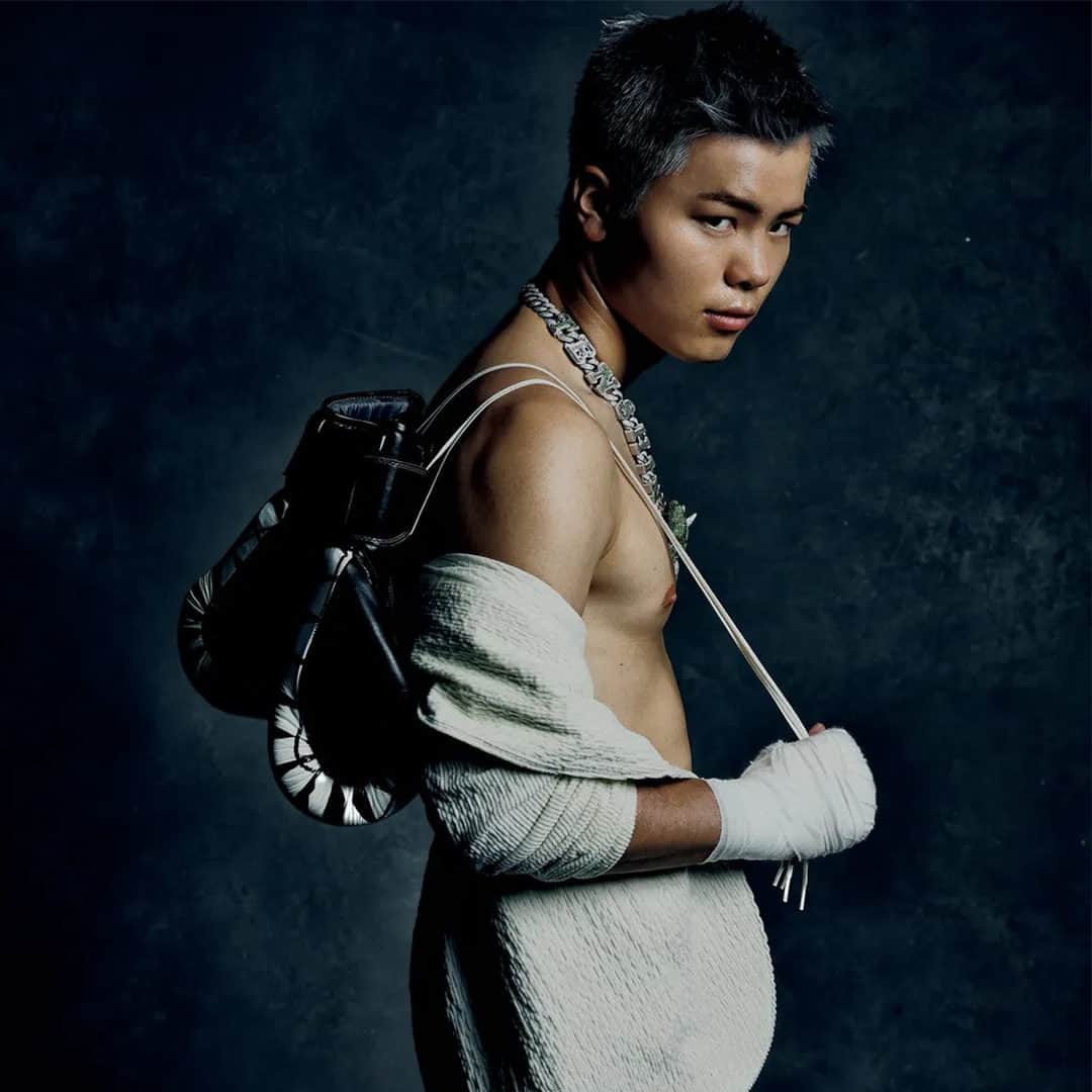 のインスタグラム：「那須川天心さん、ボクシングデビュー戦 勝利！おめでとうございます！  「僕はベルトをもっていることよりも、チャンピオンという立場をいちど捨てて、新しい旅をはじめたほうが楽しいんじゃないかと……」  過去のインタビューを @gqjapan プロフィールのリンクから✓  #那須川天心 #tenshinnasukawa #ボクシング  PHOTOGRAPH BY @ogata_photo STYLED BY @masayukisakurai1009 HAIR & MAKE-UP BY @chika.keisuke」