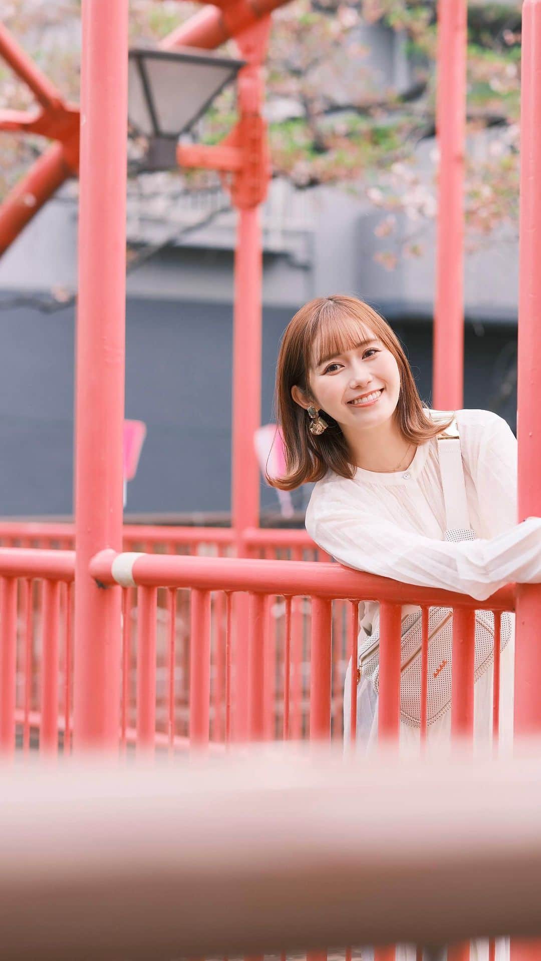 後藤佑紀のインスタグラム：「デートみたいなリール👫🌸  bag👜: @mutaracing_wear   #ポートレート #作品撮り #目黒川 #お花見 #桜 #お花見コーデ #お花見デート #カメラ女子  #ミディアムボブ  #ミディアムヘア #ungrid」