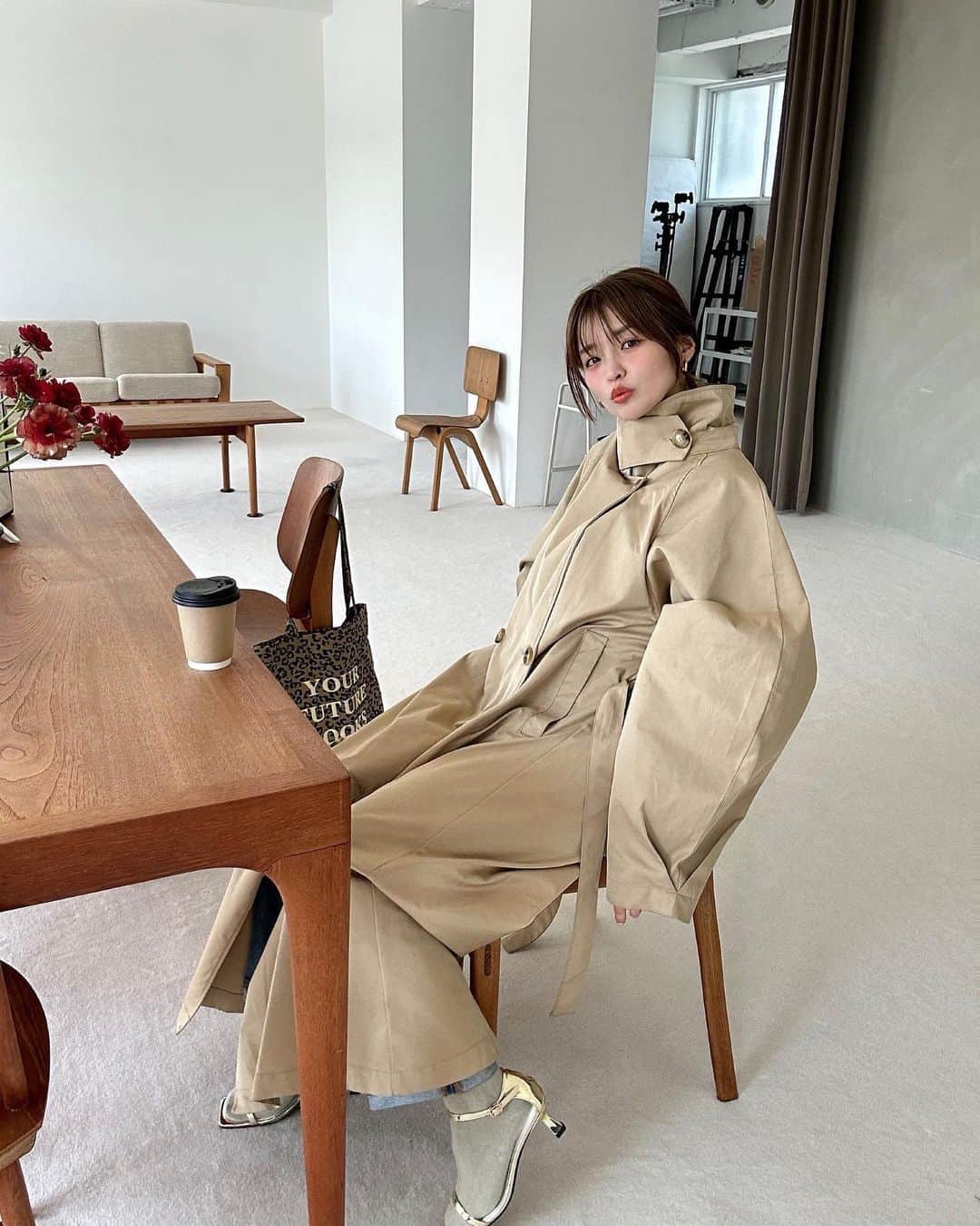 のインスタグラム：「全身ZOZOTOWN🛒 ものによっては即日配送も可能なのですごく便利でよく使ってます🌿  シンプルな格好が多いので豹柄割と使える🐆🧳  1枚目: bag @lowrysfarm_official  短め丈でボトムス合わせやすい英字カットソー。たくさん着回せそう 3.4枚目: tops @lowrysfarm_official   鮮やかな黄緑カラーが可愛くて珍しく買ってみた🍃 5枚目: skirt @lowrysfarm_official   sandalは全て @orientaltraffic_official × @lily02tbt   @zozotown_girl 初回登録の方は2000円分のポイントもらえるみたいです♡  #ZOZOTOWN #ZOZOTOWN購入品 #ZOZO活 #PR」