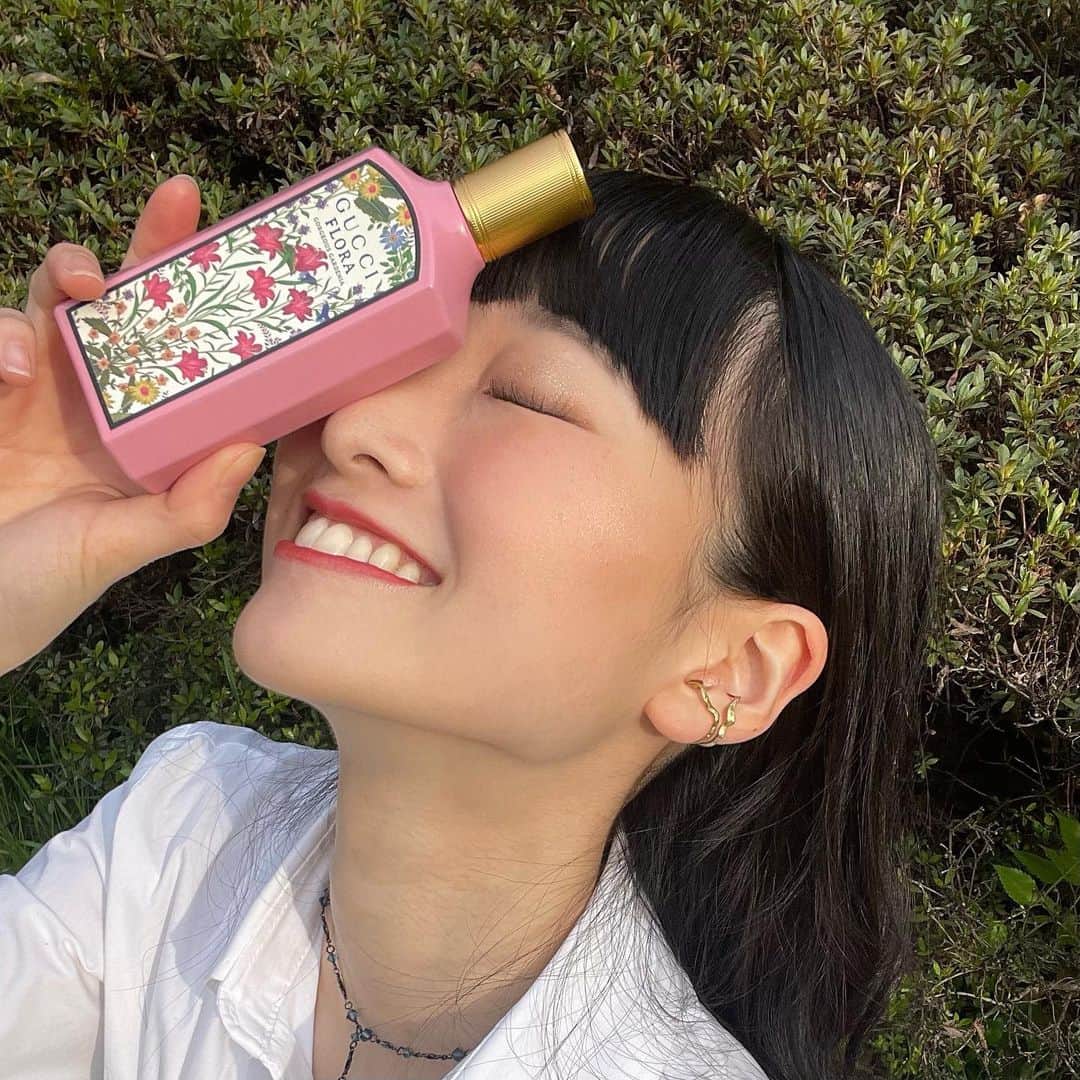 月山京香さんのインスタグラム写真 - (月山京香Instagram)「. グッチ フローラ ゴージャス ガーデニア オードパルファム🌹 ⁡ 神秘的な力を持つと言われている ホワイトガーデニアの華やかな香りは一度身に纏うと 思わず笑顔になれる優雅な香り！ お花が描かれているボトルはキュートさも気品も感じられて持ってるだけで心を躍らせてくれます。 これから暖かくなるし、 気分を上げたいそんな日に使ってみたいな☺︎ ⁡ 幸せな気持ちにしてくれる香りを みんなにもぜひ体験してもらいたい🌷 ⁡ thank you @guccibeauty and @latelierdesparfums_jp  ⁡ ⁡ #Guccibeauty #Florafantasy #グッチフローラゴージャスガーデニア #ラトリエデパルファム #ガーデニアの香り」4月8日 19時13分 - i_am_kyoka_yade