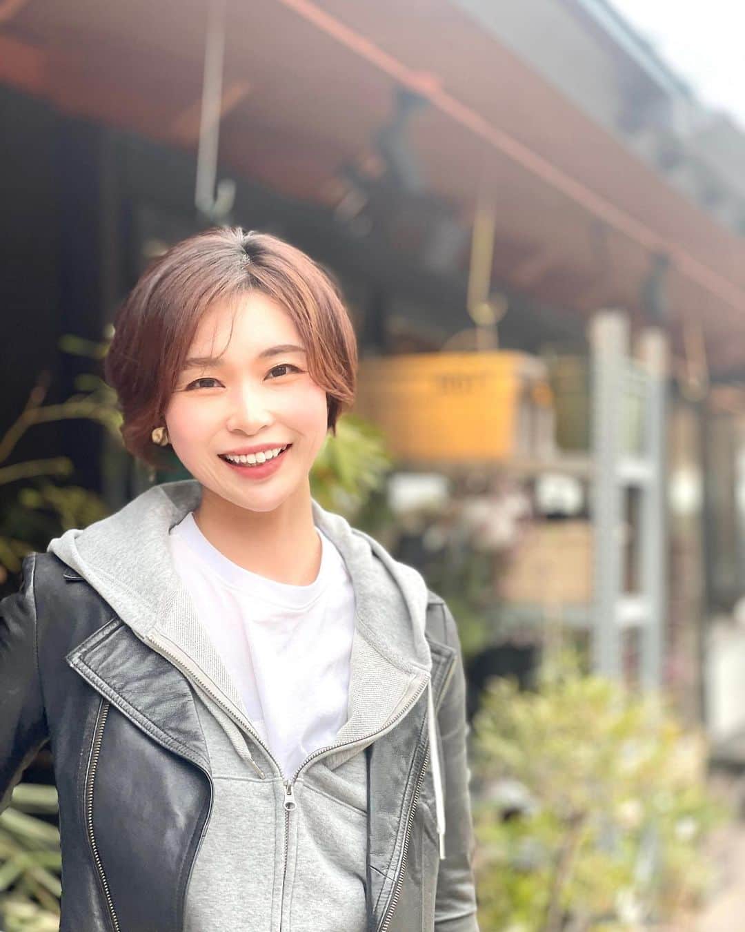 三佐和あやのインスタグラム：「ずっと愛用してる @elkex_official のTシャツ✨春から大活躍よ〜白T顔周りも明るくなるし、おすすめ☺️  スカート合わせに ショート丈の  GU のパーカー買い足したので、 ELKEXガンガン着ていくつもり！！  シンプルでカジュアル、 流行りなくずっと着れるからすきなの パパにはメンズもあるよ♪ 👉 @elkex_official   #40代ファッション #アラフォーコーデ #カジュアル #tシャツ女子 #パーカー女子 #革ジャン #革ジャンコーデ #ママコーデプチプラ #プチプラ高見えコーデ  #エルケクス #elkex」
